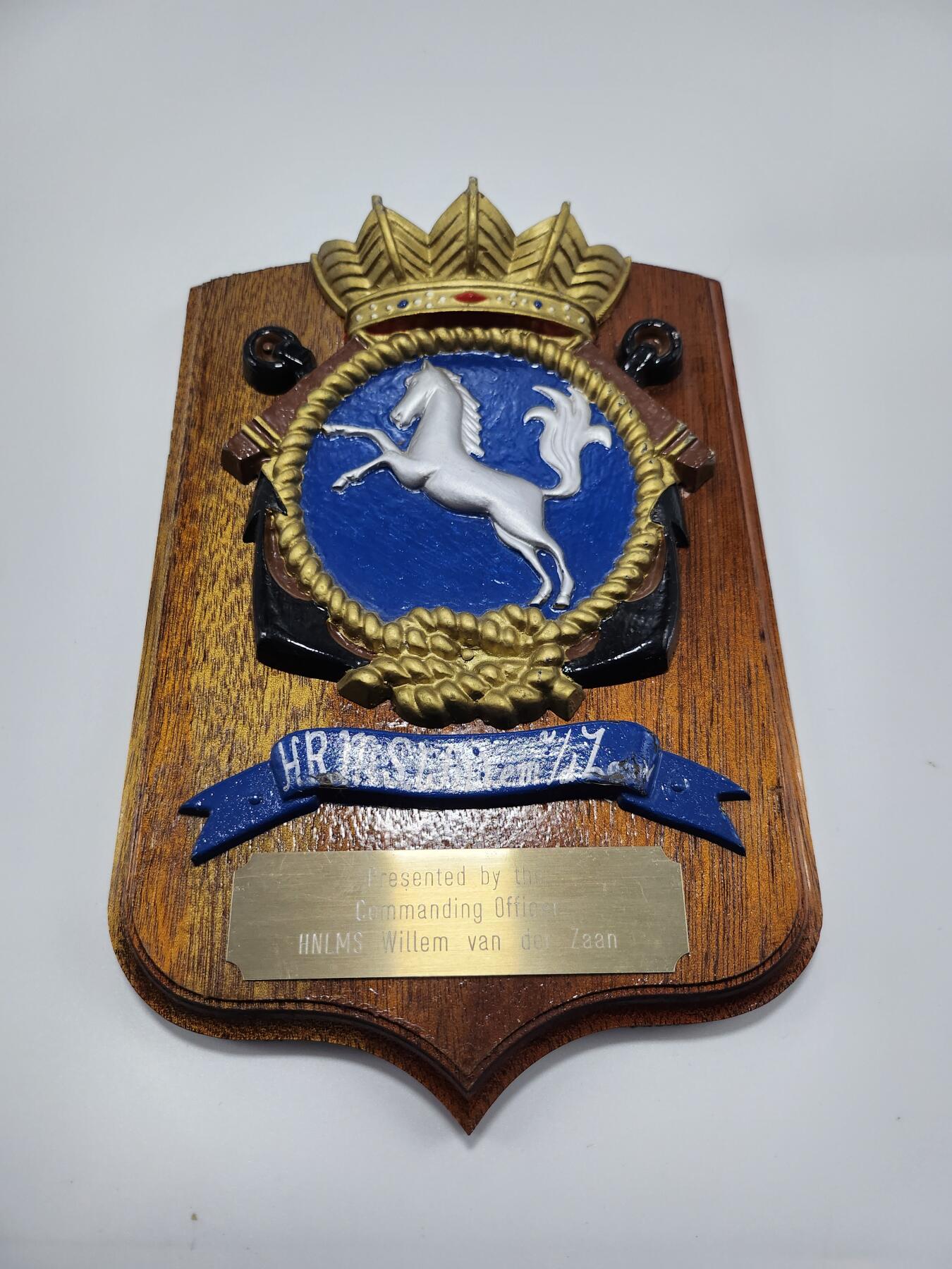 南水社第3次拍卖 春季专场 比利时海军现役护卫舰威廉·范德赞号 原荷兰海军军舰。舰徽纪念牌 舰长赠出版 图二为尺寸对照 体型很大