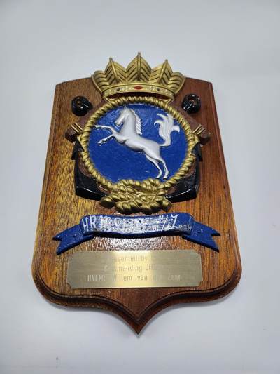 南水社第3次拍卖 春季专场 - 比利时海军现役护卫舰威廉·范德赞号 原荷兰海军军舰。舰徽纪念牌 舰长赠出版 图二为尺寸对照 体型很大