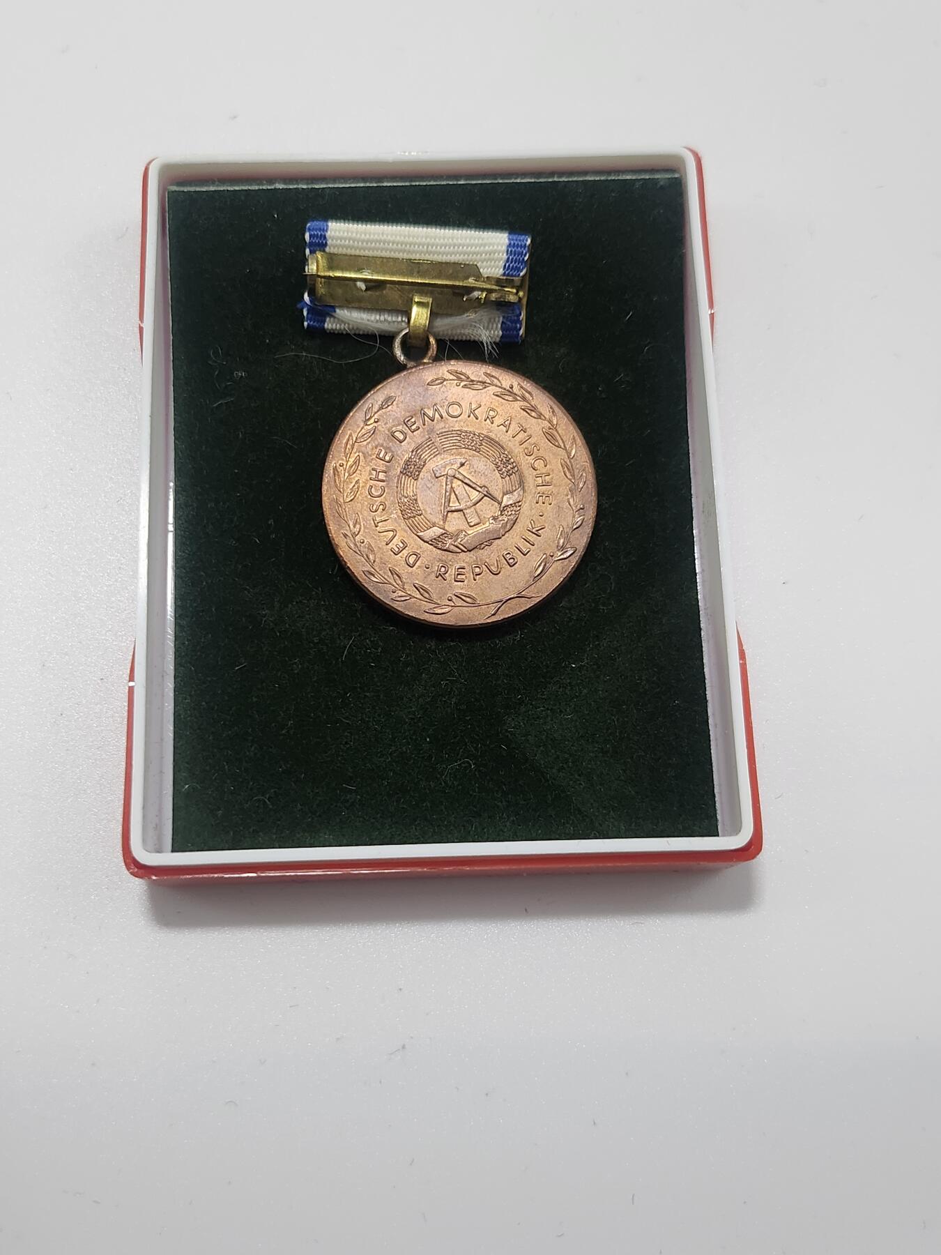 南水社第3次拍卖 春季专场 东德（DDR）卫生与社会事业铜级忠诚服务奖章带盒 章体有氧化