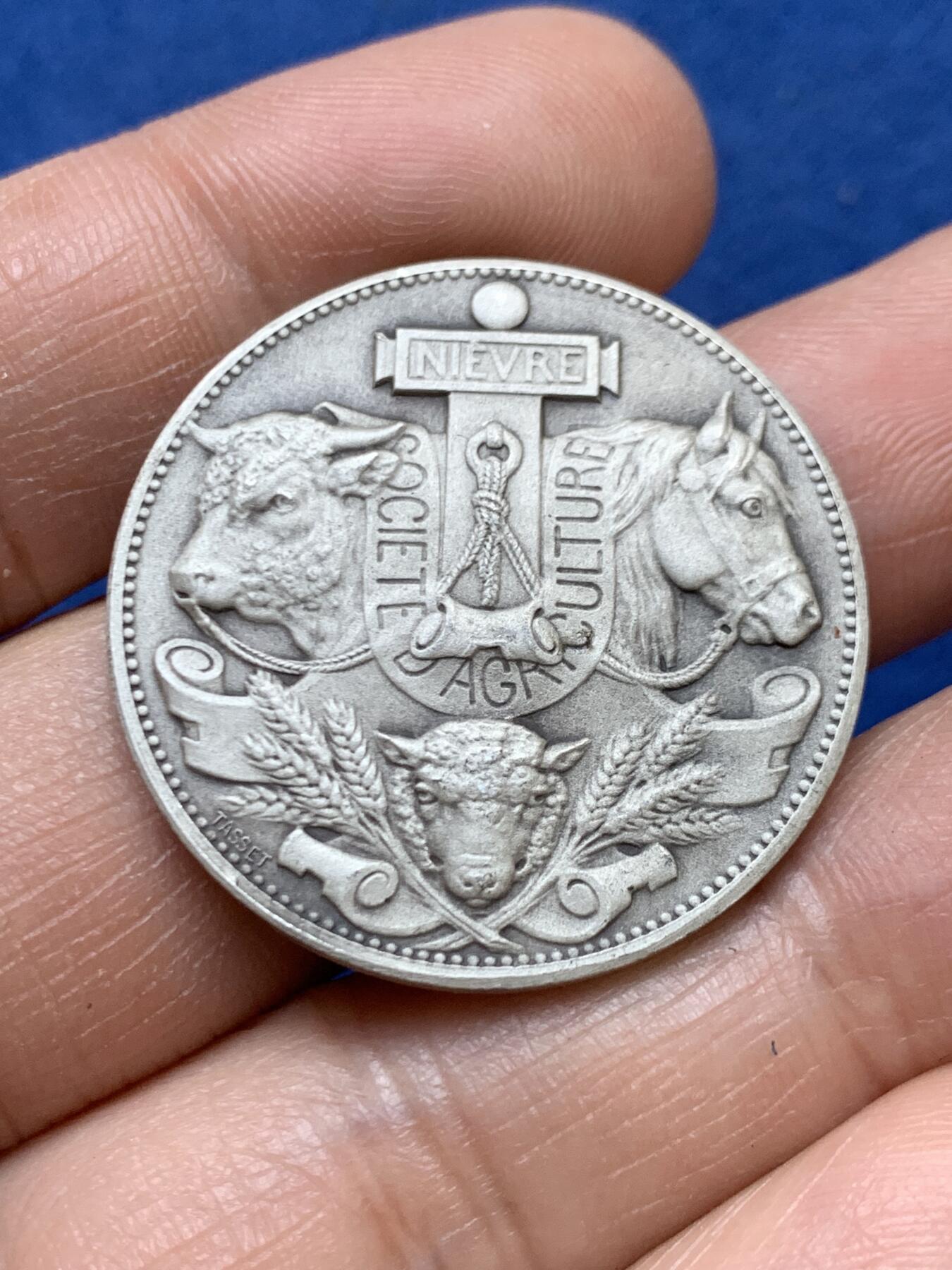 《竞宝斋》第470场 周日，周一，周二 3场连拍 （全场包邮）欢迎送拍 法国涅夫勒省农业协会银章 15.75克 32mm 丰饶角1银标