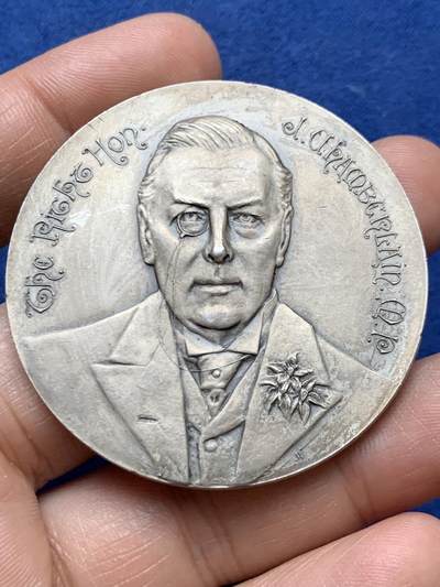 《竞宝斋》第470场 周日，周一，周二 3场连拍 （全场包邮）欢迎送拍 - 1903年英国首相张伯伦访问南非纪念镀银铜章，50.4毫米，53.55克。少见品种