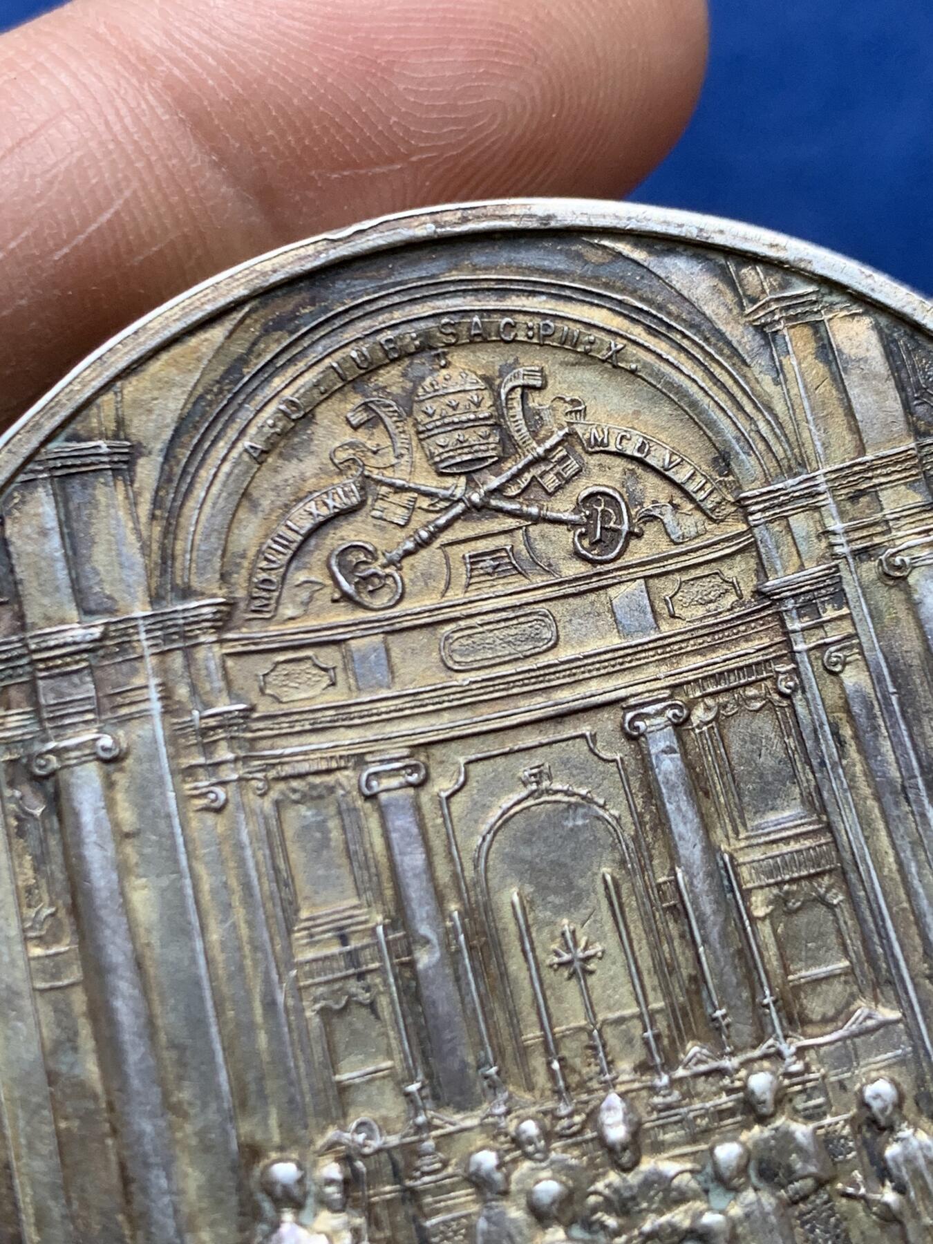 《竞宝斋》第470场 周日，周一，周二 3场连拍 （全场包邮）欢迎送拍 教皇庇护十世教皇训令纪念银章 47.6克 51.8mm