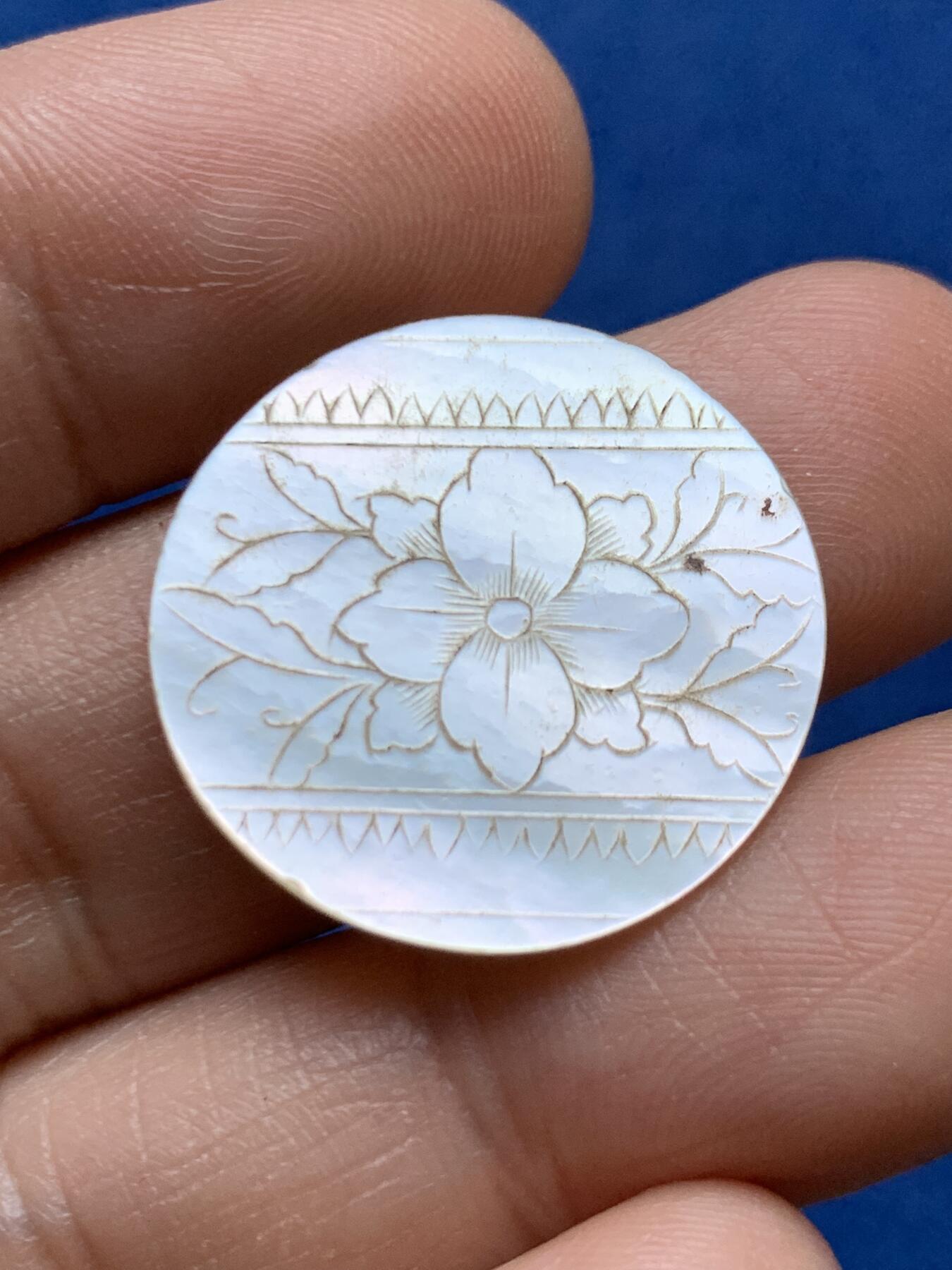 《竞宝斋》第470场 周日，周一，周二 3场连拍 （全场包邮）欢迎送拍 英国一线回流清螺钿贝母筹码2枚一对，大小圆型，珠光水润，满工花卉图案精雕。