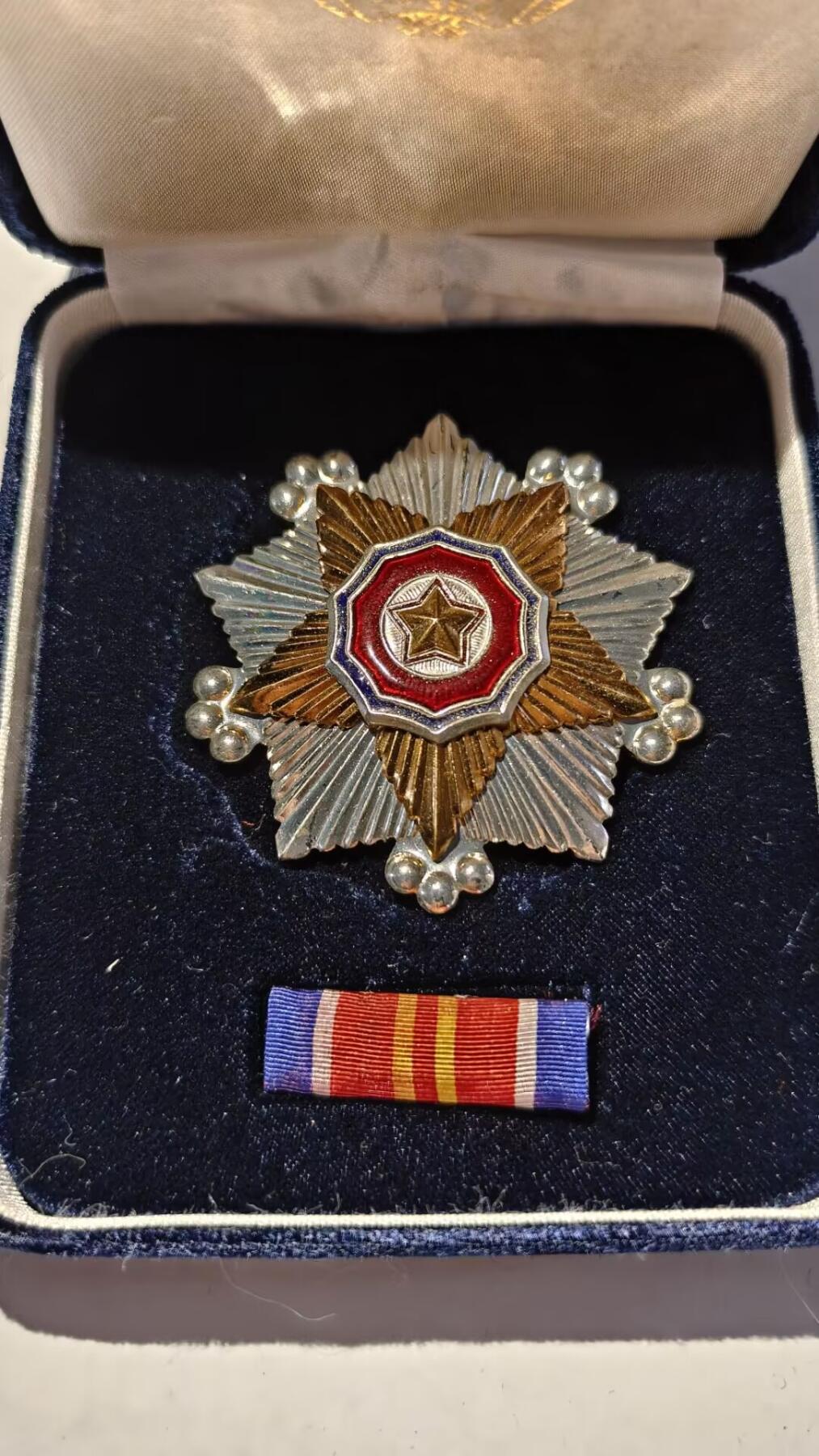 东亚勋章徽章主题拍卖 ⑨ 朝鲜二级国旗（带盒带略