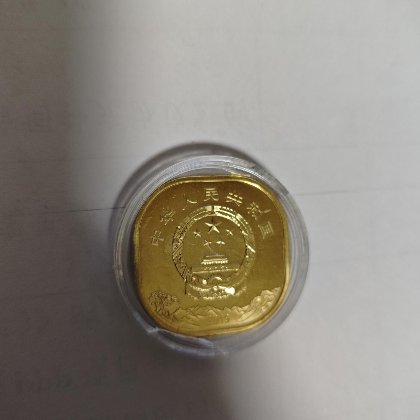 3月14日白银价格加价两元起拍各类银币，有金总封装币，评级币，银行直售币，全部有证书，部分有发票或购货单，品种为福字币，生肖羊扇形 泰山纪念币一枚，凑单使用，是不是有复打的自己判断哦！