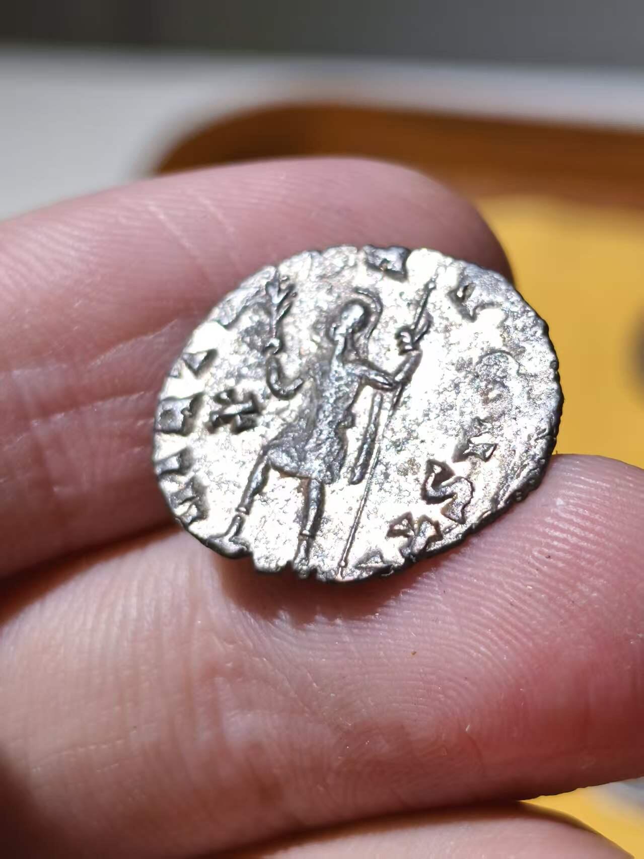 星盘世界钱币拍卖 精品！加里恩努斯双第纳尔Antoninianus银币，公元260至268年铸于罗马厂，背面是维尔图斯持矛和树枝，币文VIRTVS AVGVSTI，勇敢的奥古斯都。我特地找了俩枚不同状态同版精品，这枚银层特别好