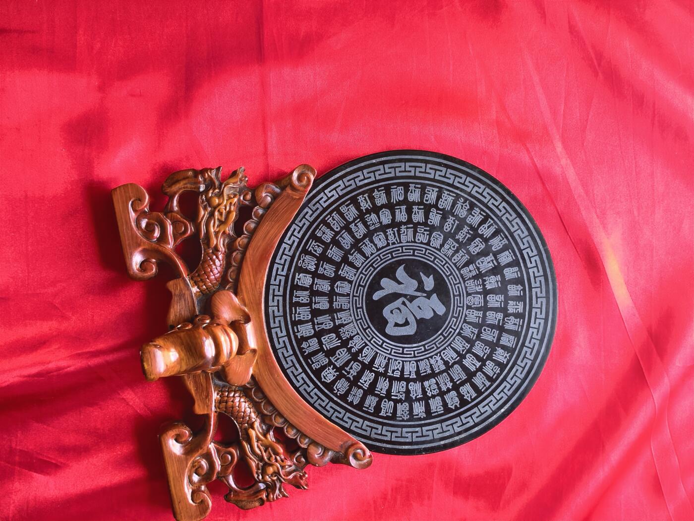 百年老和田青玉双面雕圆盘 净重1229g 配实木双龙底座 收藏陈设件