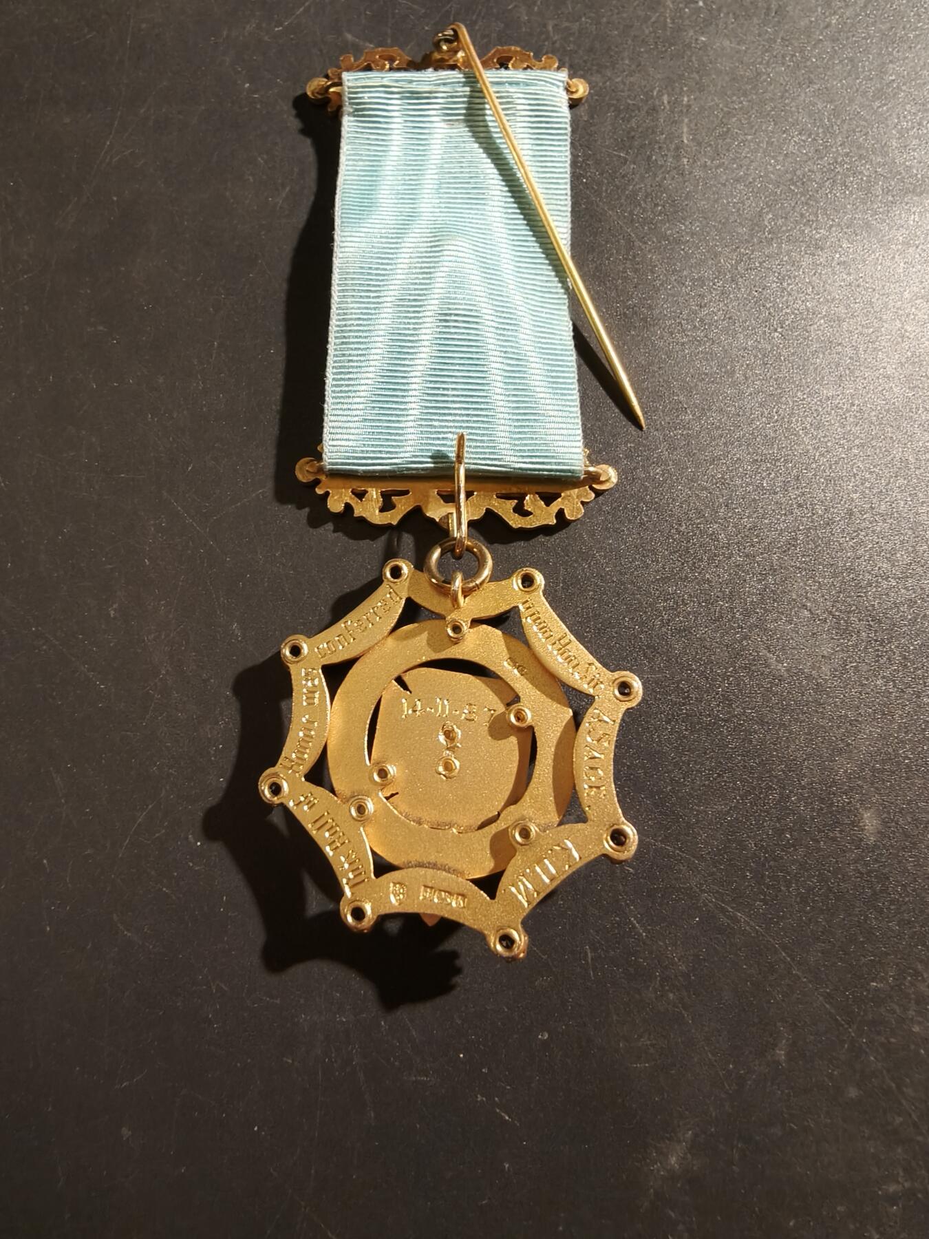 老王徽章第187期 英国皇家野牛兄弟会奖章   925银镀金珐琅    原盒    镶嵌一圈水钻