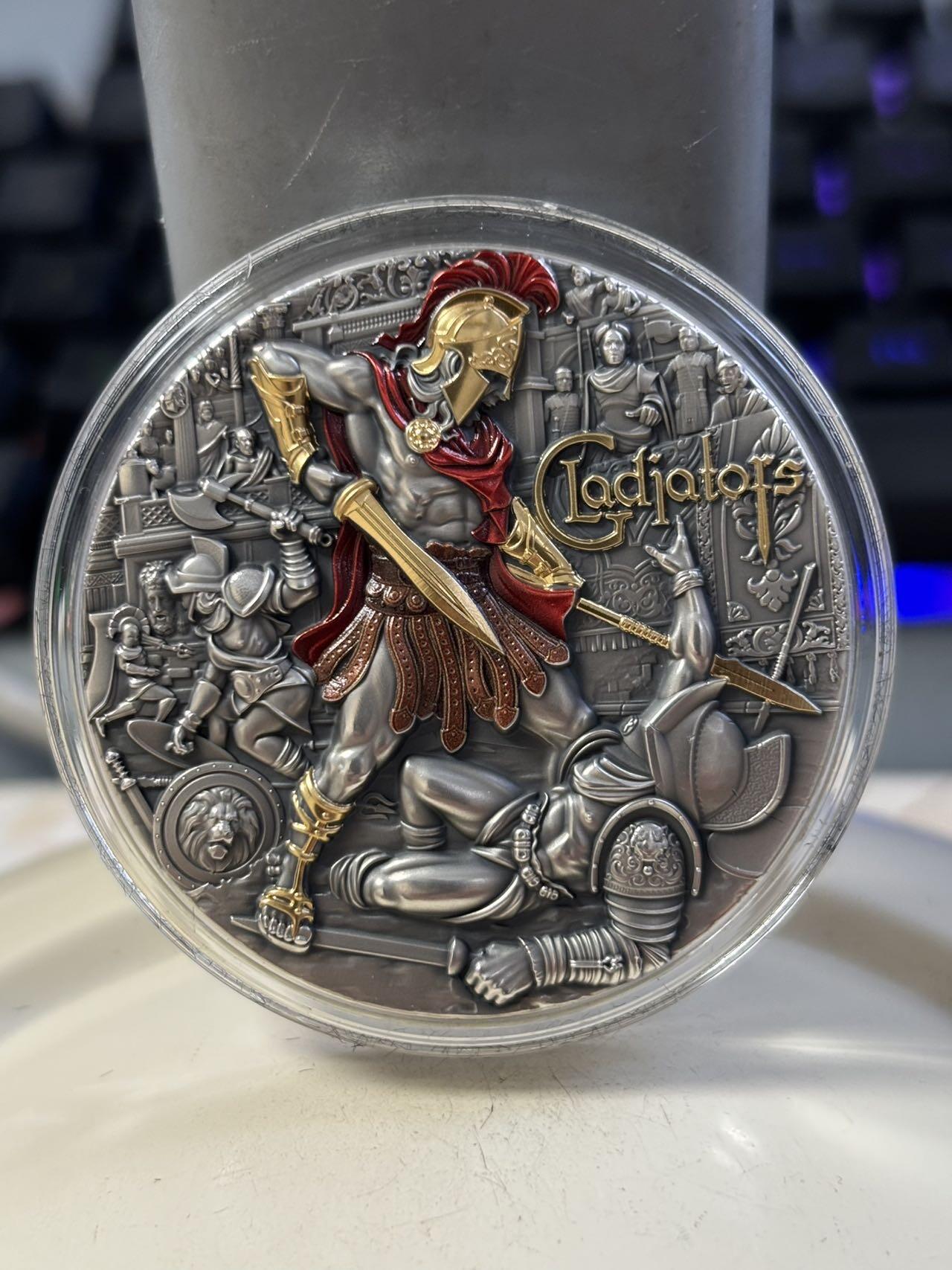 第194期拍卖 纽埃2024年罗马竞技场角斗士彩色高浮雕仿古镀金纪念银币，999银 ，2盎司，发行500枚