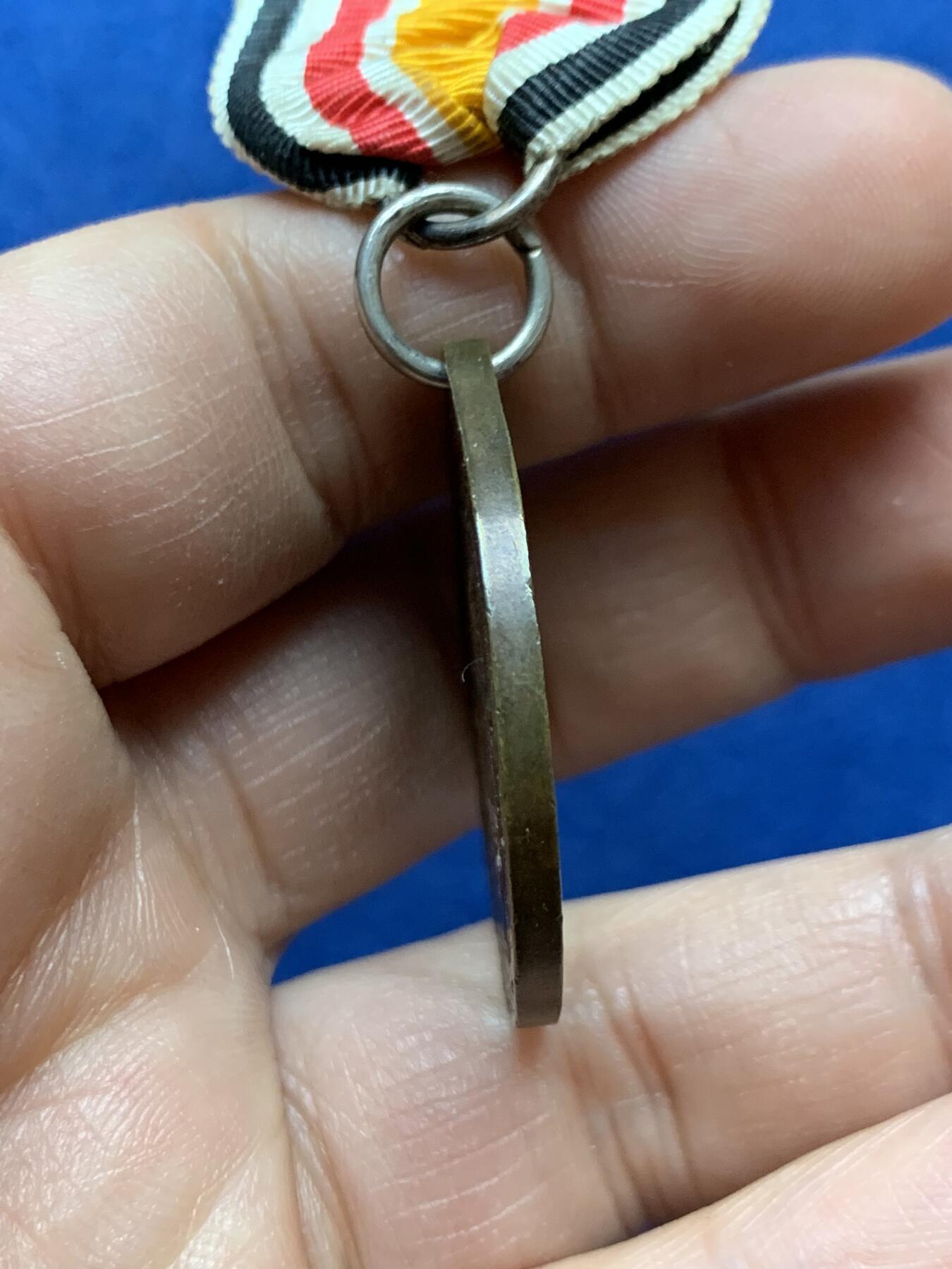 《竞宝斋》第470场 周日，周一，周二 3场连拍 （全场包邮）欢迎送拍 德国1900庚子事变龙鹰勋章，非常著名的品种。PCGS目前给进行评级，细节漂亮，背面有胶水残留，细节见图，总重17.6克。