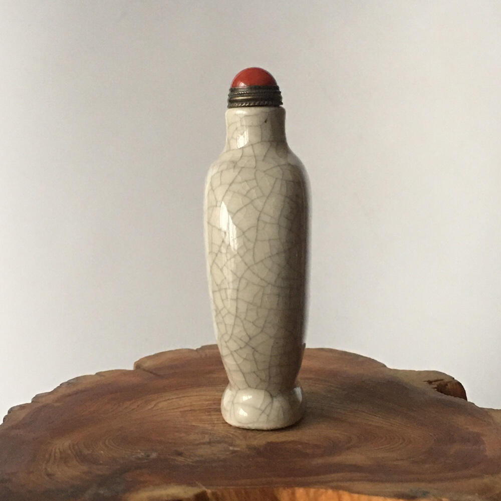      中国红色盖子配六七十年代耀州窑瓷质鼻烟壶开片釉库存老货旧藏文玩艺术收藏