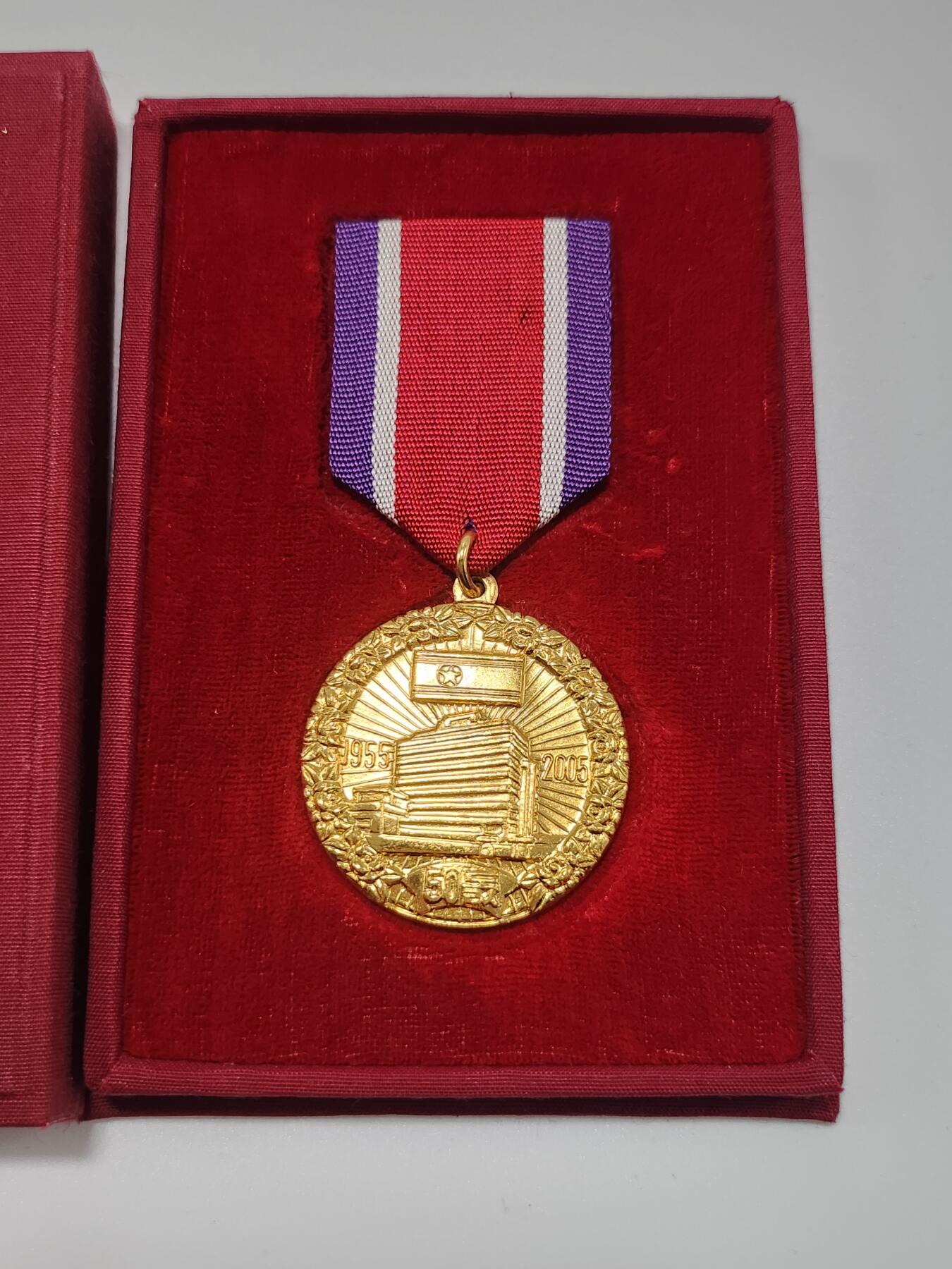 南水社第3次拍卖 春季专场 朝鲜总联成立50周年纪念章，完整带盒，品相极佳。