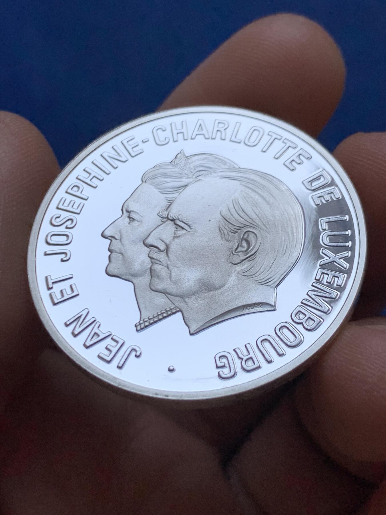 《竞宝斋》第470场 周日，周一，周二 3场连拍 （全场包邮）欢迎送拍 卢森堡1995年纪念大公让与夫人夏洛特银婚25埃居精制银币，22.9克，925银，铸造量20000枚