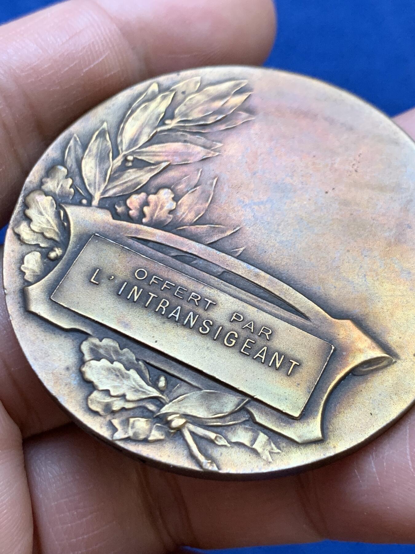 《竞宝斋》第470场 周日，周一，周二 3场连拍 （全场包邮）欢迎送拍 法国《不妥协报》纪念铜章 50.1克 49.3mm 三角铜标