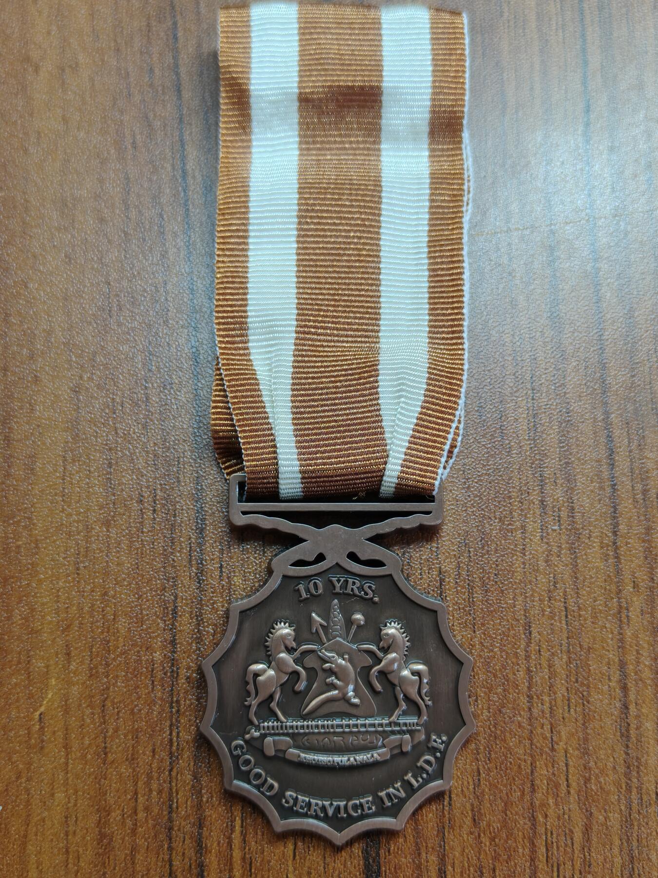 蜀地medal徽章收藏 春季精品拍场 莱索托王国铜级军事服役奖章 稀少 ，莱索托王国人口仅仅230万，军队更是少的可怜，仅有三千人余人，该章发行量可想而知