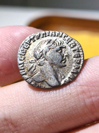 星盘世界钱币拍卖 - 罗马帝国 公元98-117年 图拉真 阿拉伯行省 一德拉克马银币，正面为图拉真头戴桂冠面右像，铭文：ΑΥΤΟΚΡ ΚΑΙϹ ΝΕΡ ΤΡΑΙΑΝ ϹΕΒ ΓΕΡΜ ΔΑΚ，即：皇帝·凯撒·涅尔瓦·图拉真·奥古斯都·日耳曼征服者·达契亚征服者，