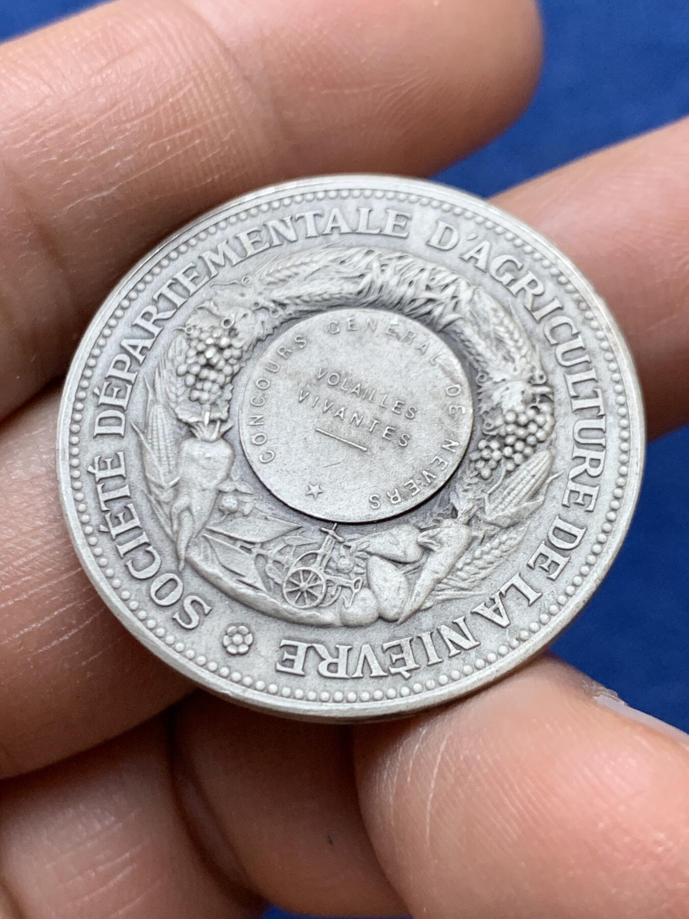 《竞宝斋》第470场 周日，周一，周二 3场连拍 （全场包邮）欢迎送拍 法国涅夫勒省农业协会银章 15.75克 32mm 丰饶角1银标