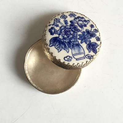        创汇白铜鎏银镶嵌青花手绘蝶恋花老瓷片老瓷板画首饰盒粉盒印泥盒1个真品老货如图旧藏文玩艺术收藏 -        创汇白铜鎏银镶嵌青花手绘蝶恋花老瓷片老瓷板画首饰盒粉盒印泥盒1个真品老货如图旧藏文玩艺术收藏