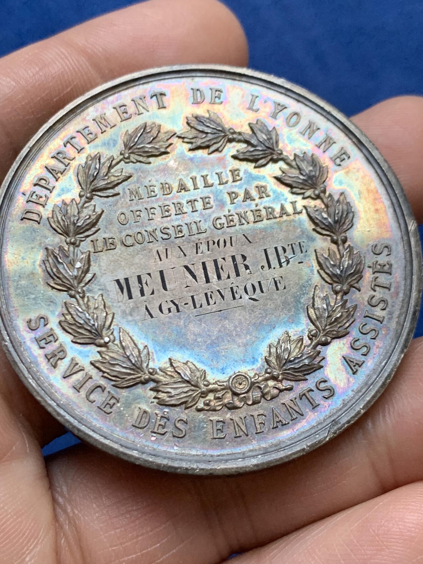 《竞宝斋》第470场 周日，周一，周二 3场连拍 （全场包邮）欢迎送拍 法国拿破仑三世时期救助儿童服务处纪念大银章 64.5克 50.2mm 蜜蜂银标