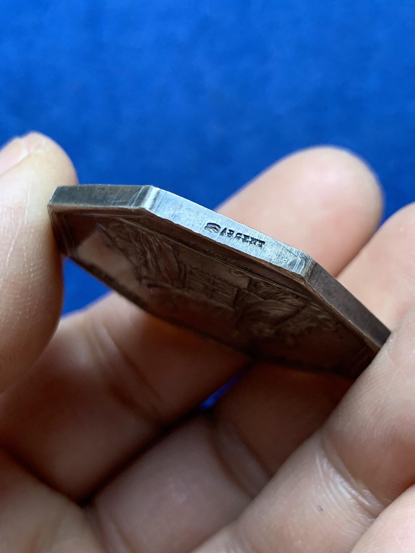 《竞宝斋》第470场 周日，周一，周二 3场连拍 （全场包邮）欢迎送拍 早期法兰西银行八角银质代币 24.8克 36mm 小手指银标