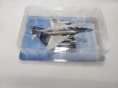 南水社第3次拍卖 春季专场 - Hachette  1:100 美国海军陆战队 F-4J Phantom II 鬼怪II 战斗机 VMFA-451 中队 图三显示底座有断裂