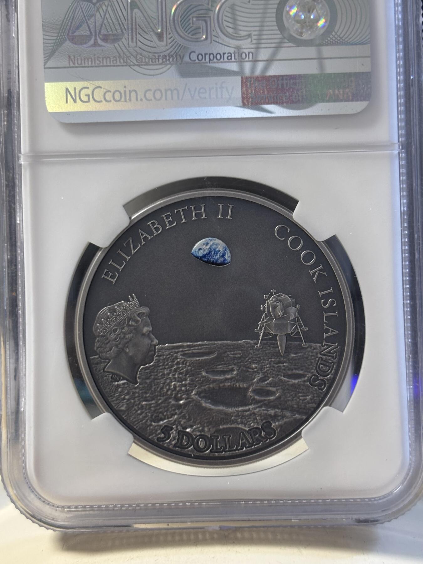 第194期拍卖 库克2019人类登月脚印镶嵌陨石仿古1盎司银币NGC-PF70，999银，发行499枚