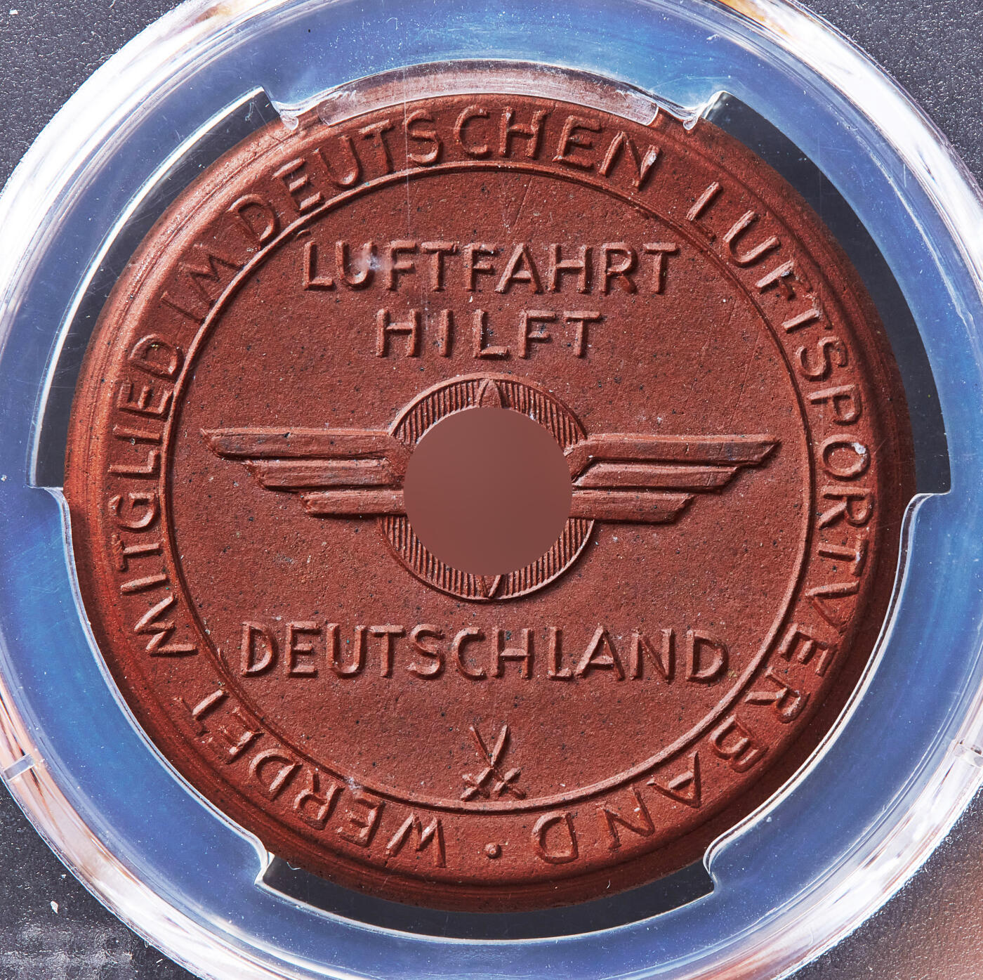 【俄甄集藏】2026年(049)03-18星期三 晚 19:30 全场包邮 德国第三帝国1935年德累斯顿帝国航空运动协会（培养和训练军事飞行员的统一组织）陶瓷纪念章，PCGS MS65，完美品相，原图联系客服或官网查询