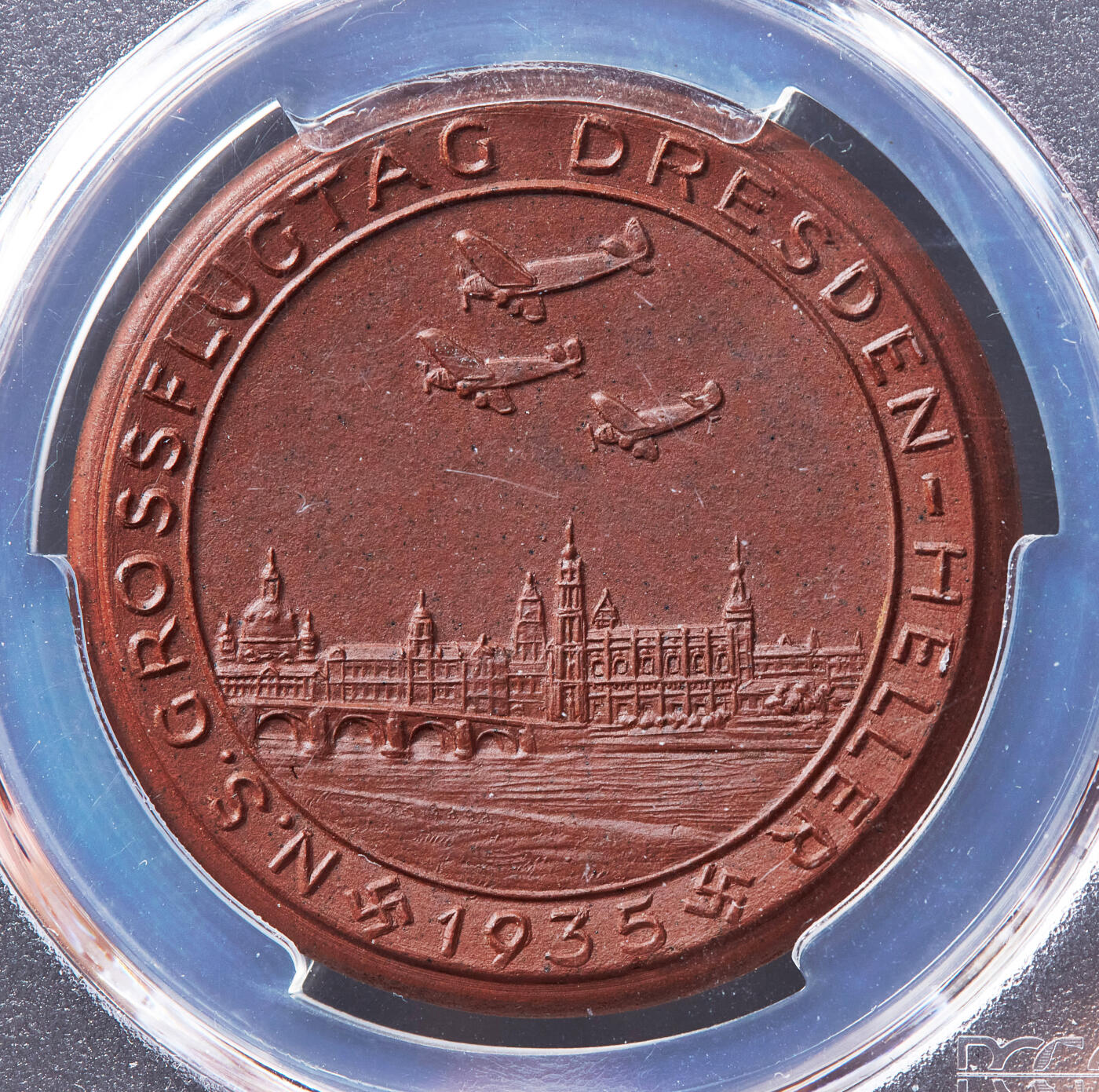 【俄甄集藏】2026年(049)03-18星期三 晚 19:30 全场包邮 德国第三帝国1935年德累斯顿帝国航空运动协会（培养和训练军事飞行员的统一组织）陶瓷纪念章，PCGS MS65，完美品相，原图联系客服或官网查询