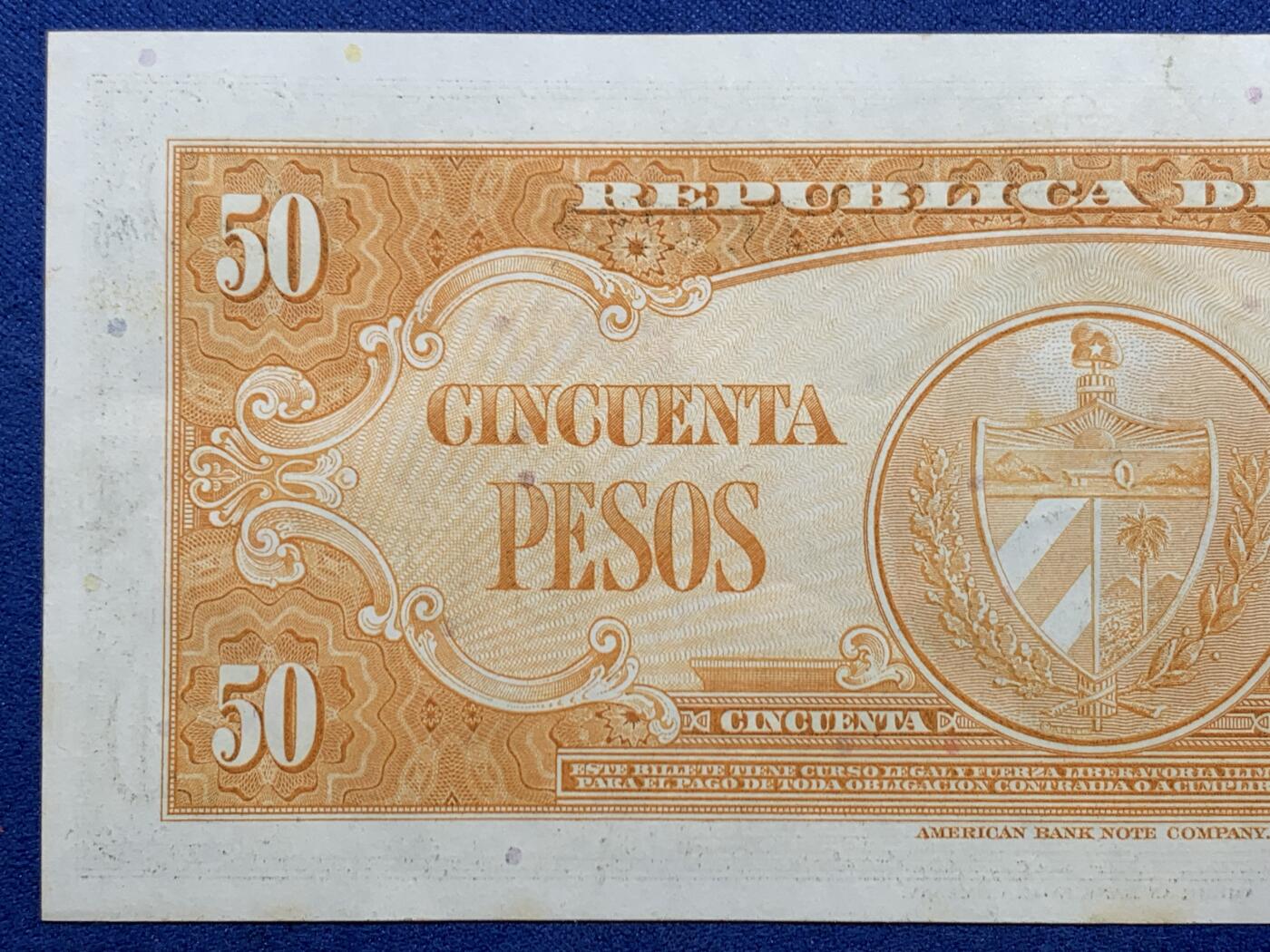 《竞宝斋》第470场 周日，周一，周二 3场连拍 （全场包邮）欢迎送拍 古巴1958年50比索原票，好品状态，无折痕，四角好。美钞公司出品，雕刻精美，色彩诱人，正面人物为古巴开国元勋伊尼古兹将军，炯炯有神，如在目前，背面采用美金黄金券橙黄色油墨，金光璀璨，雍容华贵。细节见图