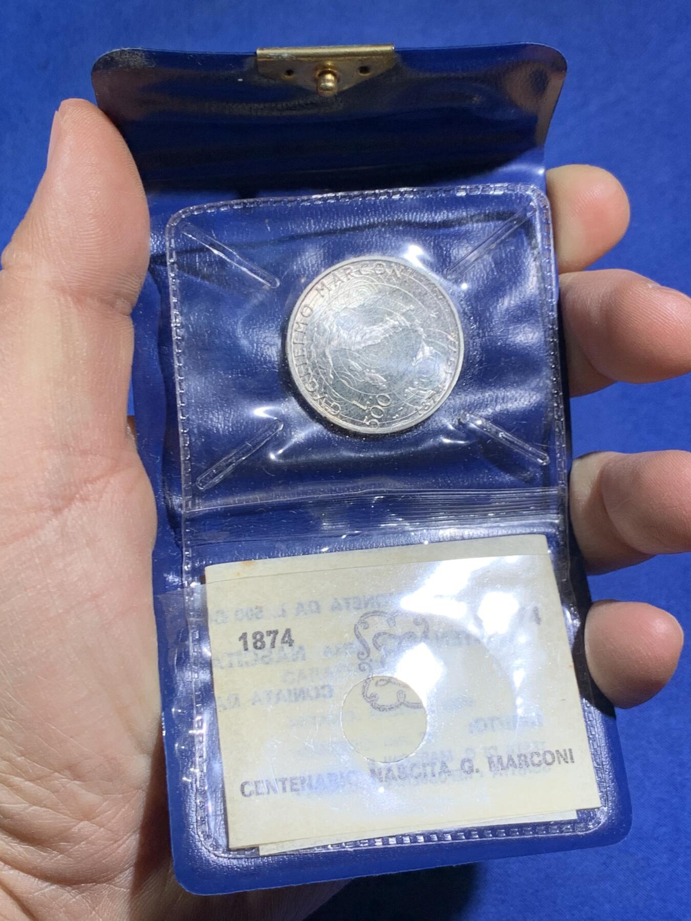 《竞宝斋》第470场 周日，周一，周二 3场连拍 （全场包邮）欢迎送拍 小钱包 意大利1974年无线电报之父伽利尔摩·马可尼诞辰100周年500里拉纪念银币 背面意大利地图配无线电花纹很有设计感 835银 11克