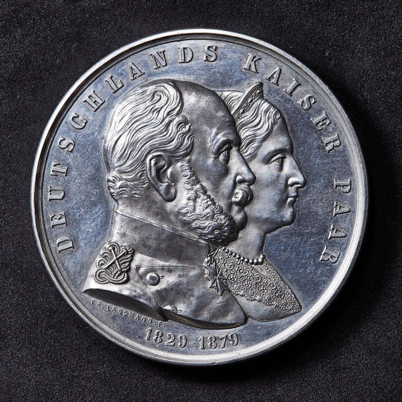 【俄甄集藏】2026年(049)03-18星期三 晚 19:30 全场包邮 德国1879年威廉一世与奥古斯塔皇后金婚白色金属大型纪念章，直径：60mm，重量：101.2克，高浮雕，类精制底板，边缘有小磕碰