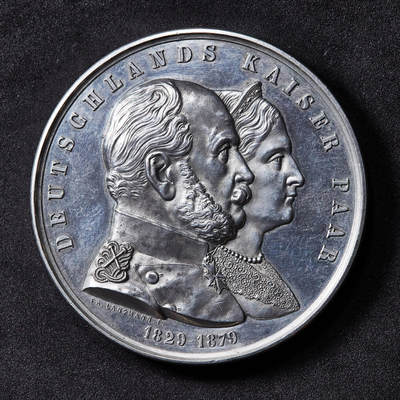 【俄甄集藏】2026年(049)03-18星期三 晚 19:30 全场包邮 - 德国1879年威廉一世与奥古斯塔皇后金婚白色金属大型纪念章，直径：60mm，重量：101.2克，高浮雕，类精制底板，边缘有小磕碰