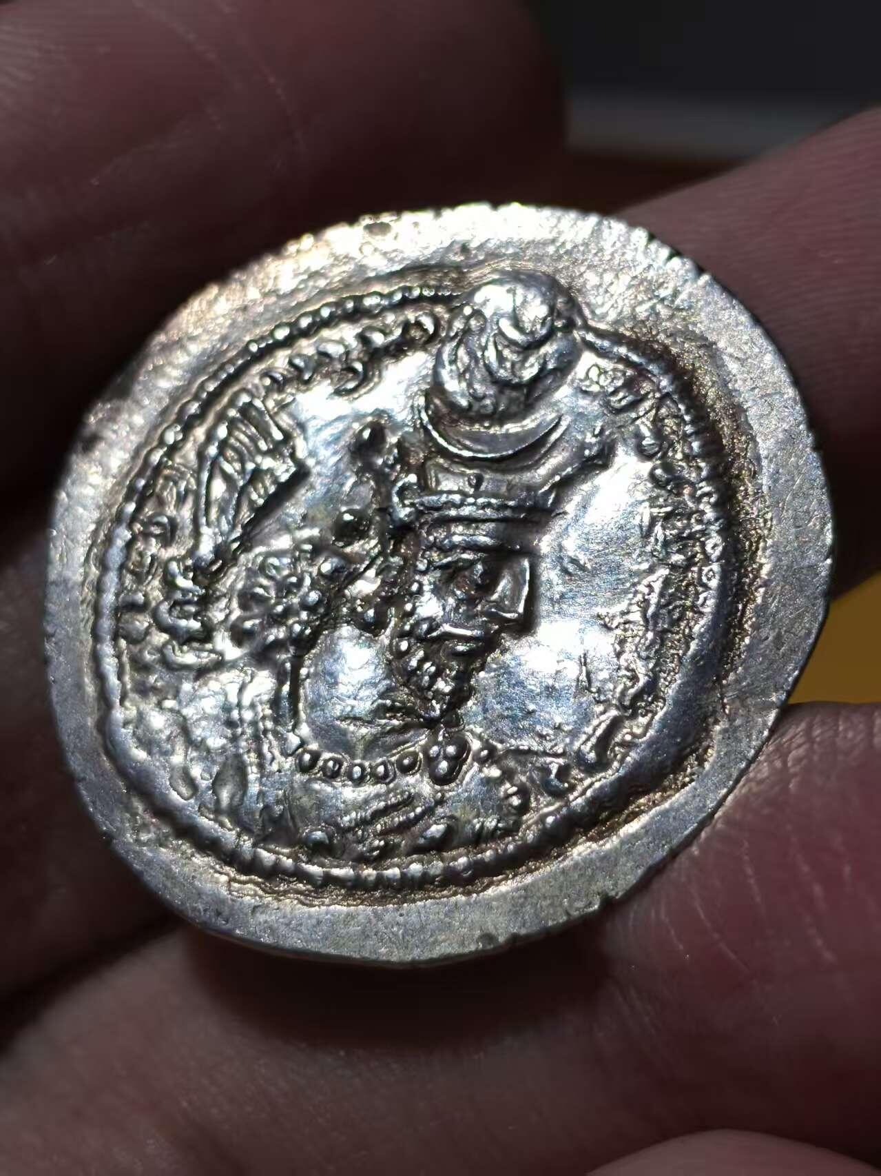 星盘世界钱币拍卖 极品波斯萨珊帝国瓦赫兰五世德拉克马银币 中期里造币风格非常耐看的一位，也是板式极度单一的一位，此枚币包浆熟美，打制清晰，非常漂亮