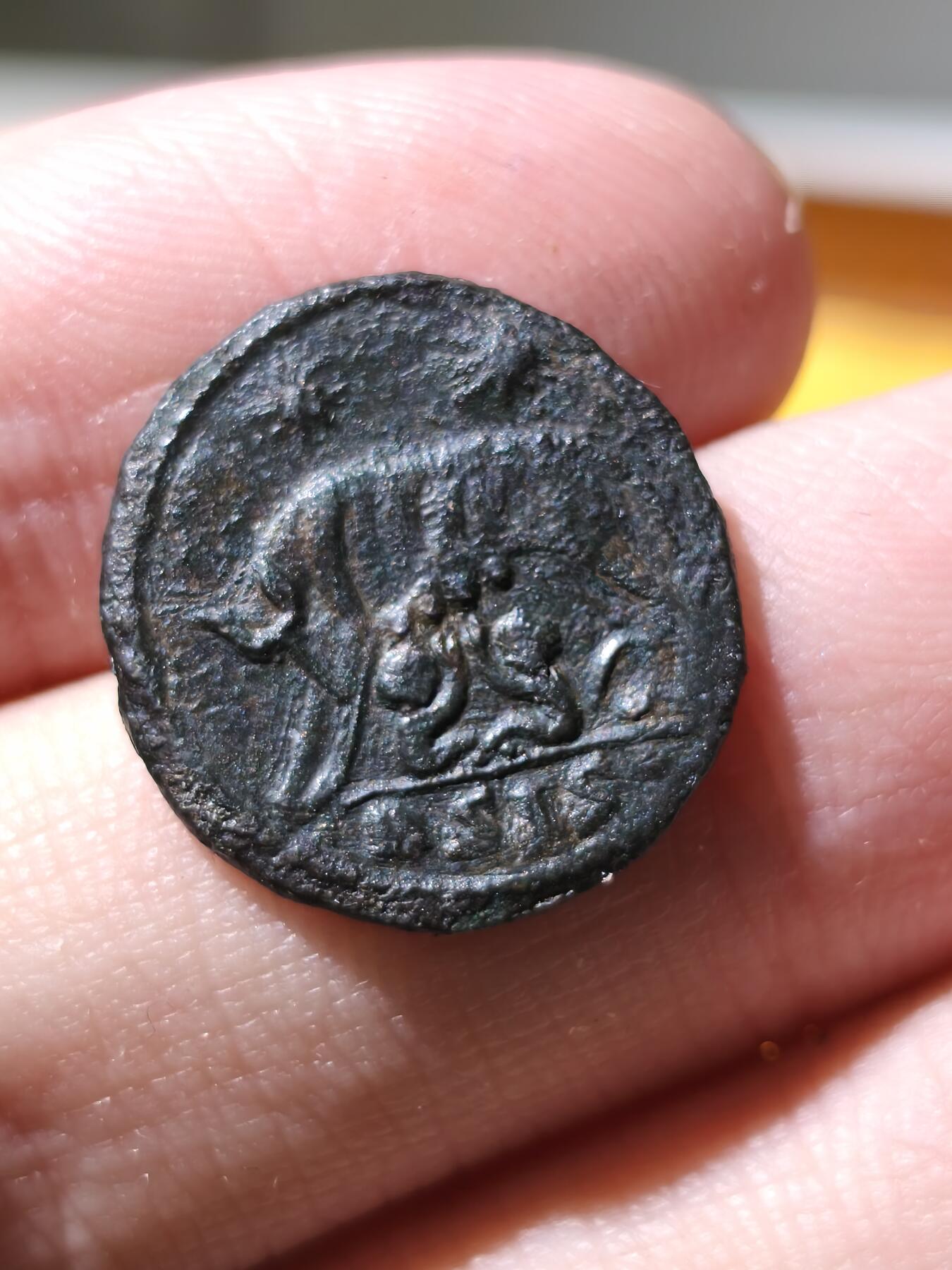 星盘世界钱币拍卖 美品！君士坦丁一世  公元306-337年在位。  正面：罗马头戴头盔的头像向右。  背面：母狼乳婴