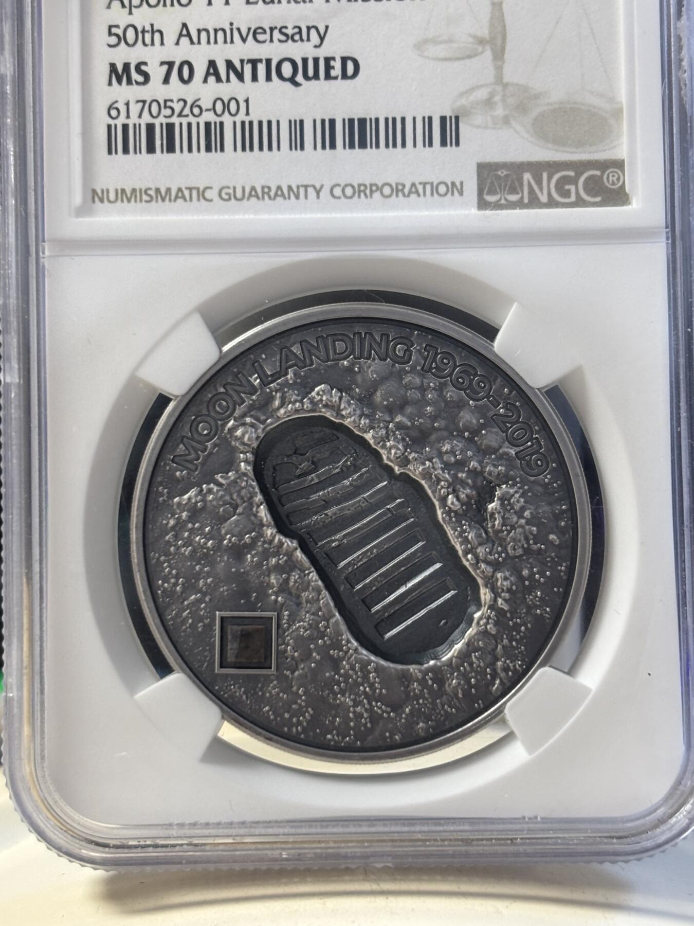 第194期拍卖 库克2019人类登月脚印镶嵌陨石仿古1盎司银币NGC-PF70，999银，发行499枚
