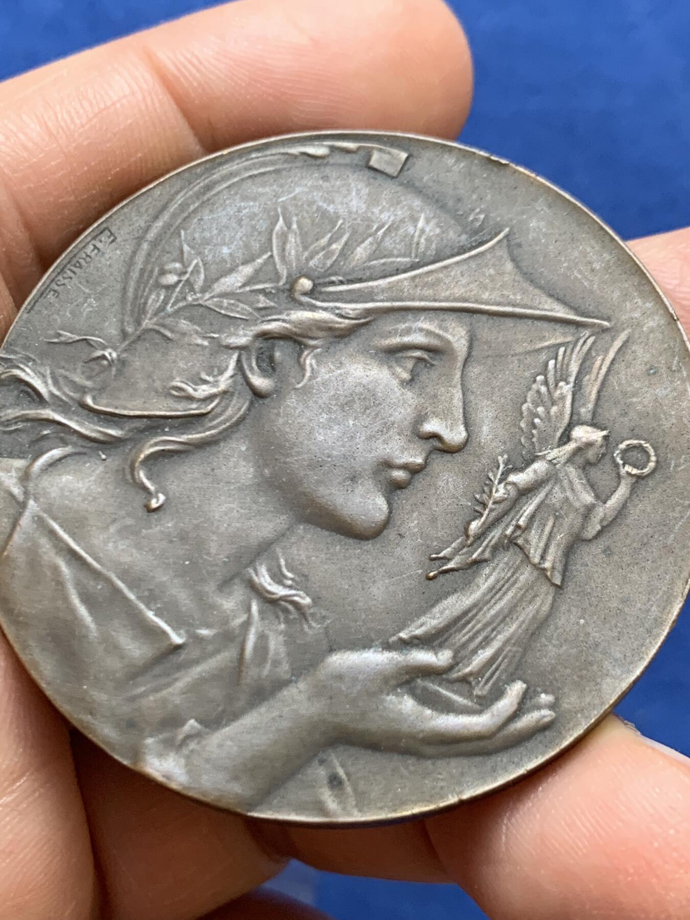 《竞宝斋》第470场 周日，周一，周二 3场连拍 （全场包邮）欢迎送拍 法国《不妥协报》纪念铜章 50.1克 49.3mm 三角铜标