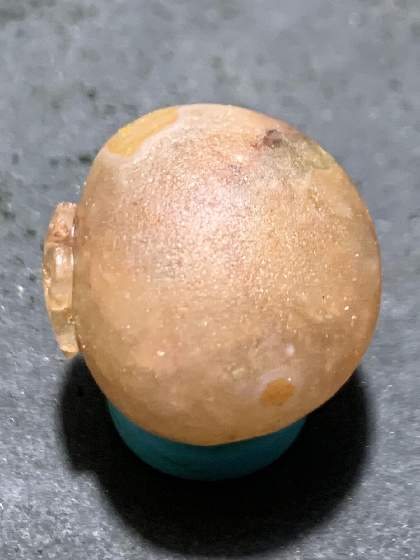 精美亚光满冰飘糖心料战国红玛瑙手工雕刻佛字随形珠一颗！