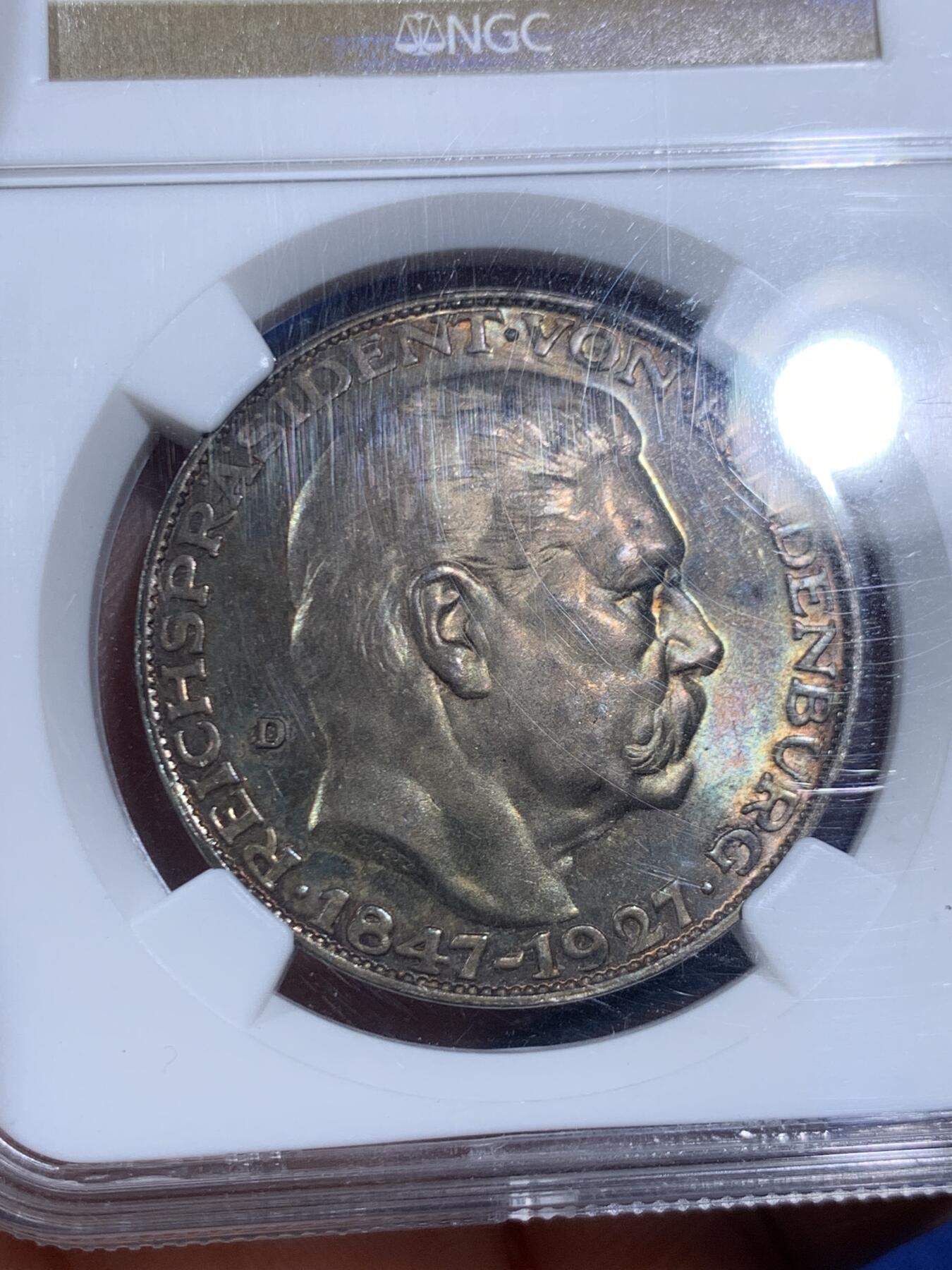 《竞宝斋》第470场 周日，周一，周二 3场连拍 （全场包邮）欢迎送拍 NGC MS64 德国1927兴登堡80寿诞币型银章，卡尔哥茨，经典品种。少见的老N盒评级章，双面绝美重五彩，底板丝滑如镜。实物上手超赞，分数难以描绘的绝佳状态