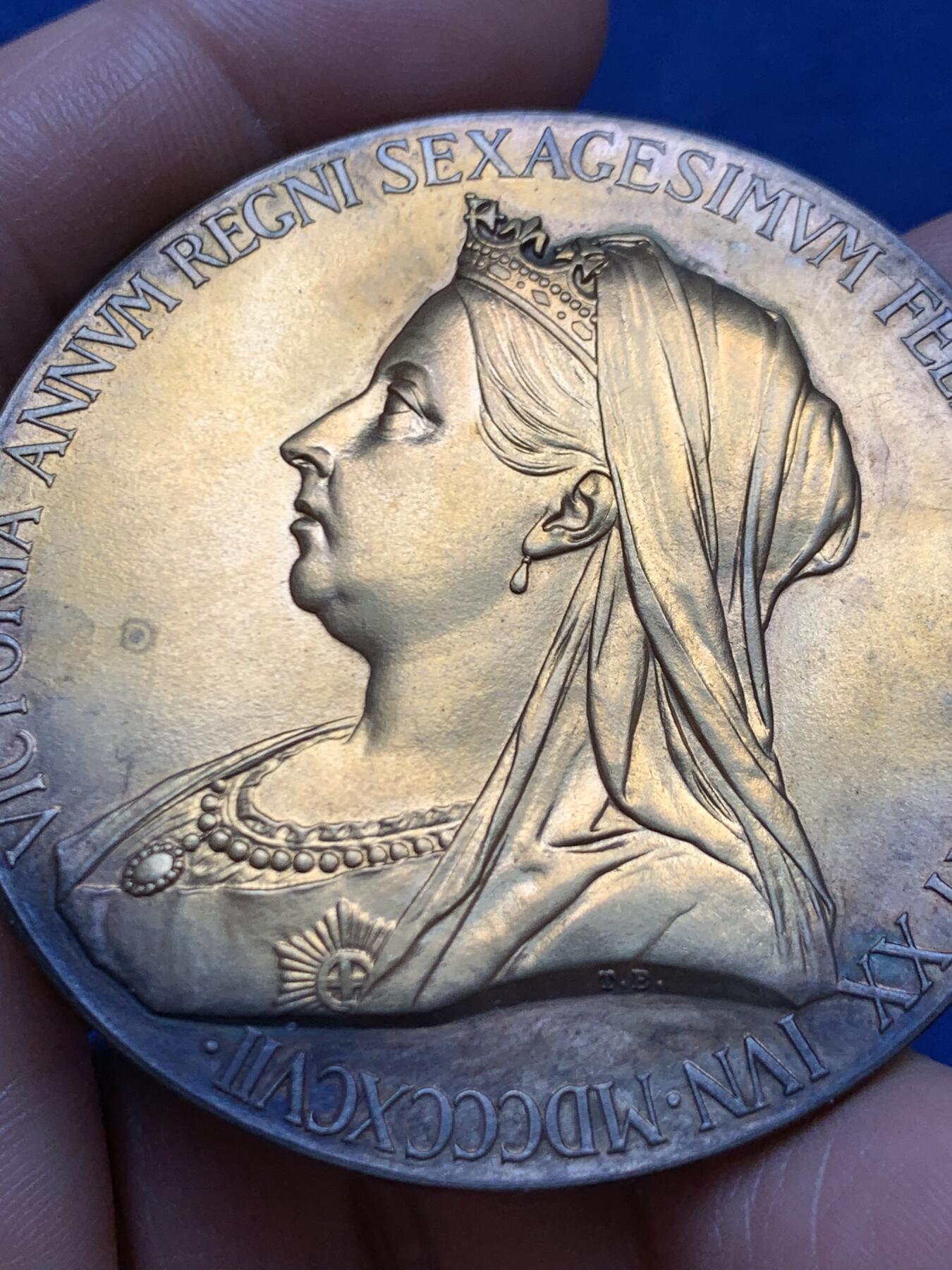 《竞宝斋》第470场 周日，周一，周二 3场连拍 （全场包邮）欢迎送拍 英国1897年维多利亚女王登基60周年纪念大铜章，经典的小维+老维双面高浮雕头像，72.65克，55.3克。