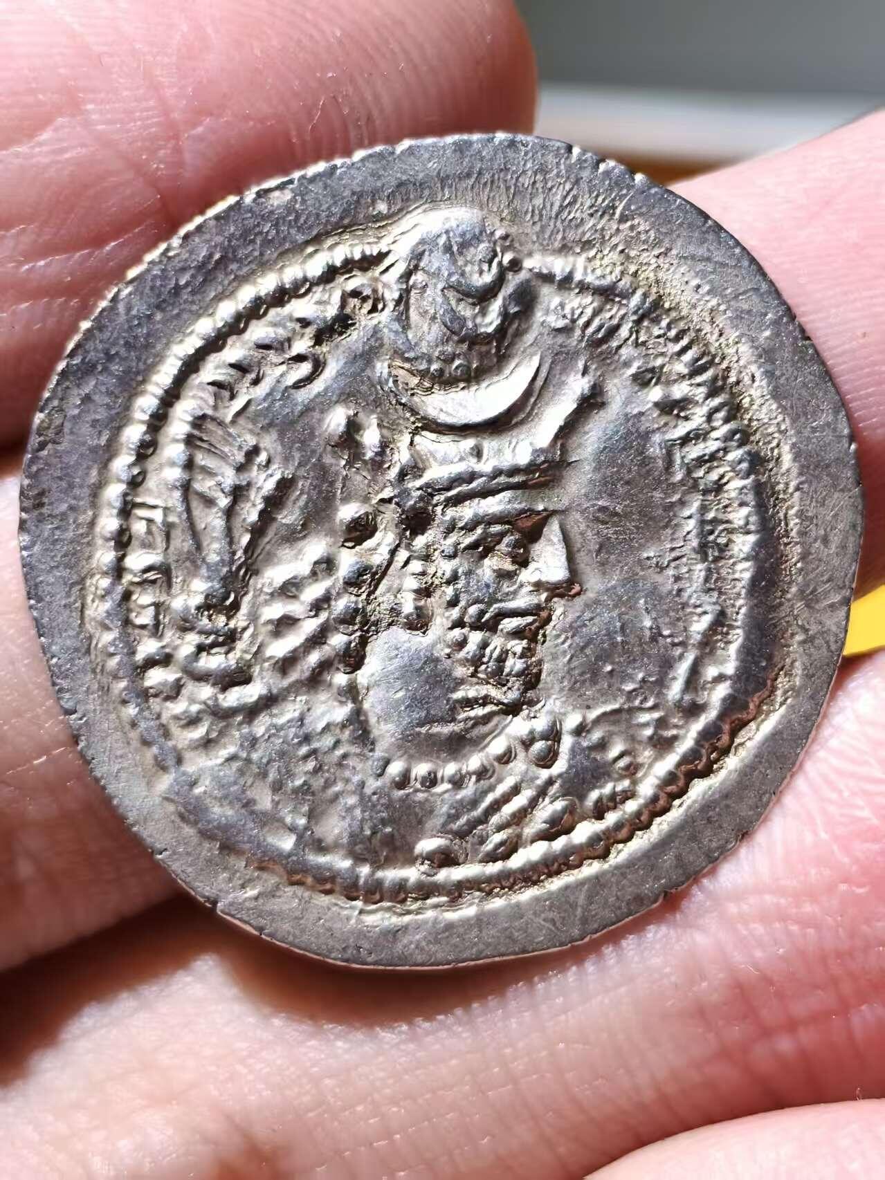 星盘世界钱币拍卖 极品波斯萨珊帝国瓦赫兰五世德拉克马银币 中期里造币风格非常耐看的一位，也是板式极度单一的一位，此枚币包浆熟美，打制清晰，非常漂亮