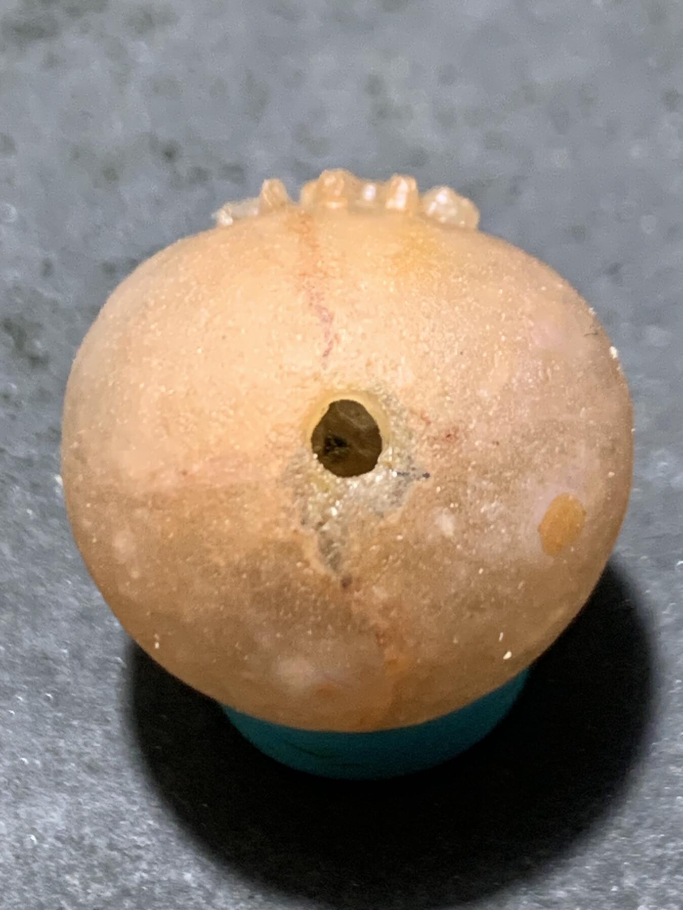 精美亚光满冰飘糖心料战国红玛瑙手工雕刻佛字随形珠一颗！