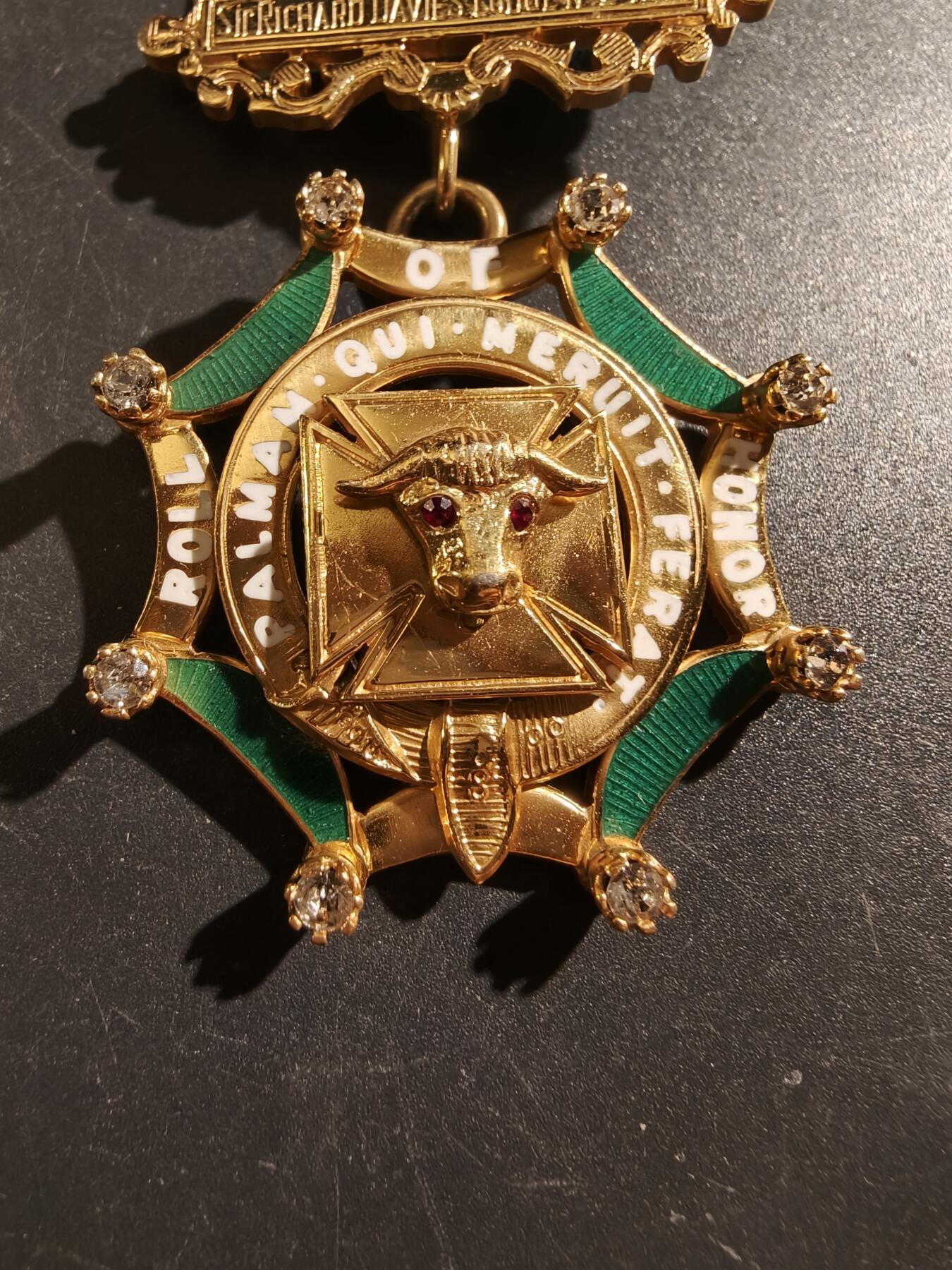 老王徽章第187期 英国皇家野牛兄弟会奖章   925银镀金珐琅    原盒    镶嵌一圈水钻