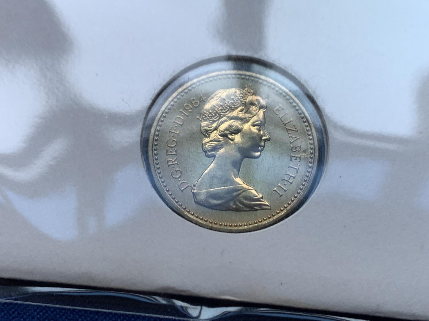 《竞宝斋》第470场 周日，周一，周二 3场连拍 （全场包邮）欢迎送拍 两枚一组 1984年英国老1英镑首日封/邮币封（Royal Mint和Royal Mail联合发行）