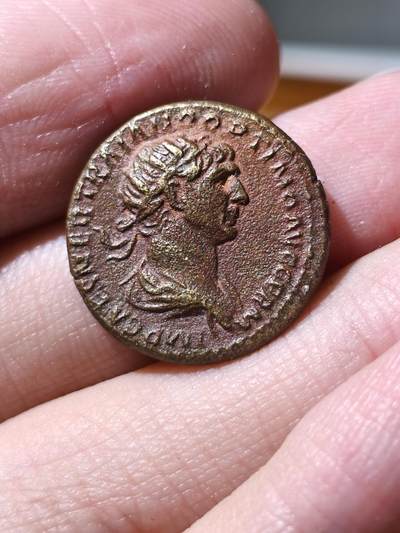 星盘世界钱币拍卖 - 罗马帝国 公元 98-117年 图拉真 塞米斯铜币，正面为图拉真面右像，铭文：IMP CAES NER TRAIANO OPTIMO AVG GERM,铭文：皇帝·凯撒·涅尔瓦·图拉真·最优秀的奥古斯都和日耳曼征服者，反面为花环