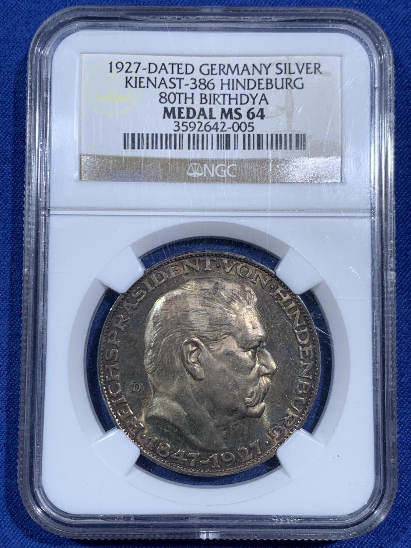 《竞宝斋》第470场 周日，周一，周二 3场连拍 （全场包邮）欢迎送拍 NGC MS64 德国1927兴登堡80寿诞币型银章，卡尔哥茨，经典品种。少见的老N盒评级章，双面绝美重五彩，底板丝滑如镜。实物上手超赞，分数难以描绘的绝佳状态