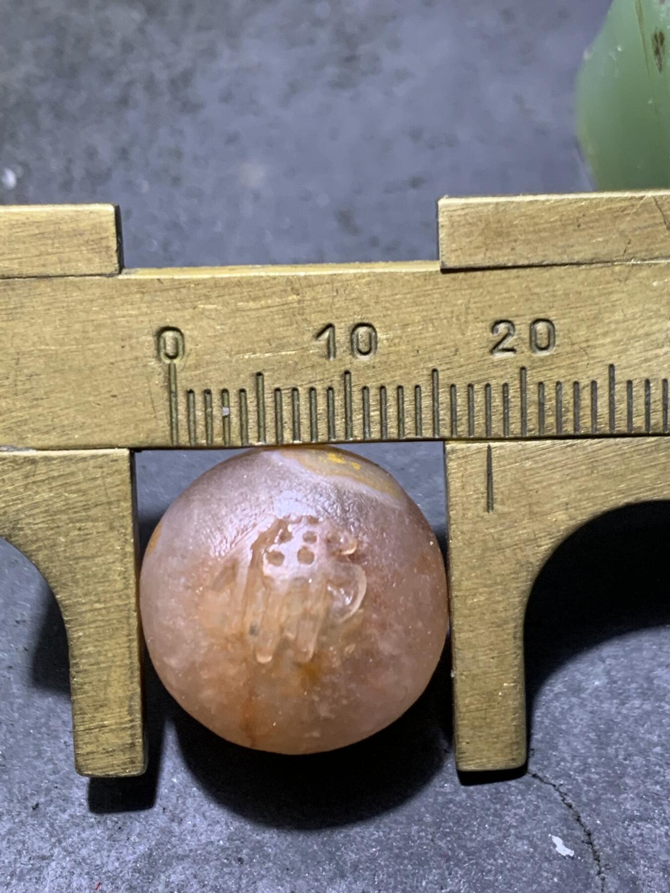 精美亚光满冰飘糖心料战国红玛瑙手工雕刻佛字随形珠一颗！