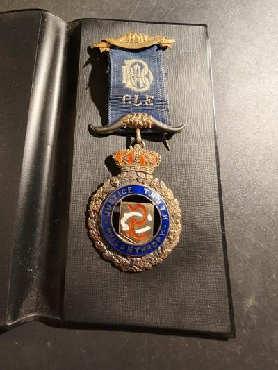 老王徽章第187期 - 英国皇家野牛兄弟会奖章   925银镀金珐琅    原盒    30g