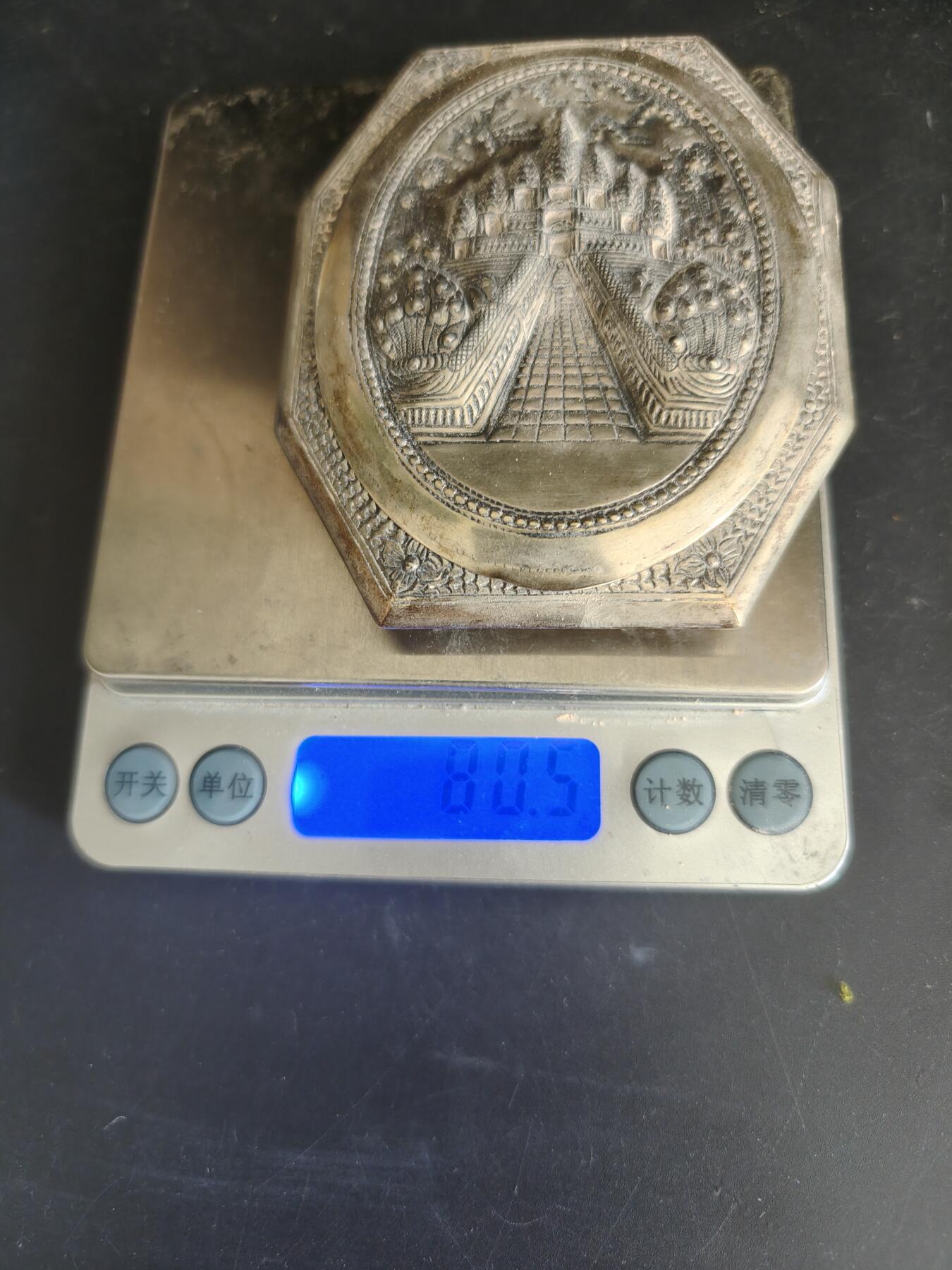 老王徽章第187期 欧洲银质梳妆镜盒     带缺少卡扣的原盒    盒子打900银标和厂标     80.8g