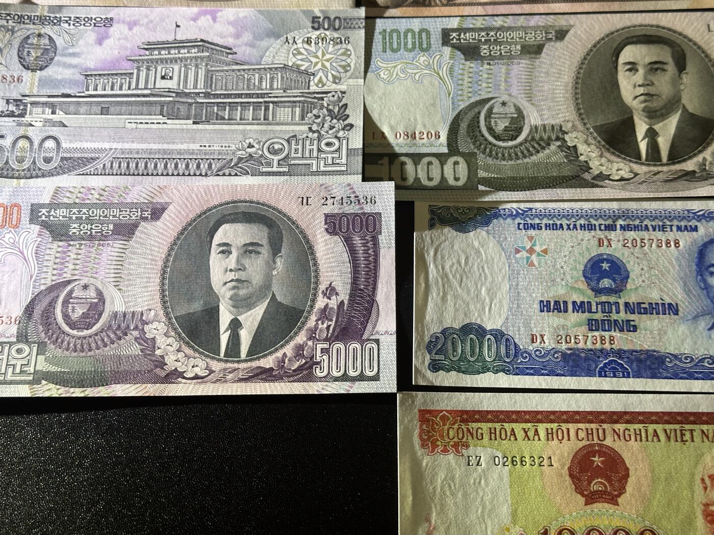 《外钞收藏家》第六百一十八期（精品场）（长期征集拍品、欢迎藏友们联系合作） 朝鲜上一版本9张+越南纸钞版本8张两套（胡爷爷与金爷爷）	UNC