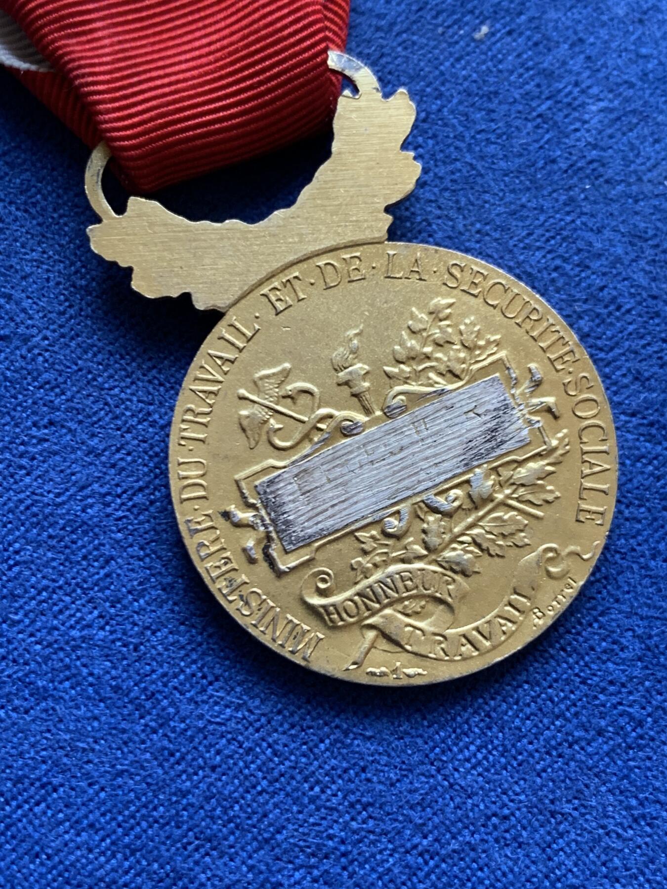 《竞宝斋》第470场 周日，周一，周二 3场连拍 （全场包邮）欢迎送拍 法国金级劳工荣誉奖章 镀金 金棕榈勋饰 总重14.7克 950银 社会安全部版